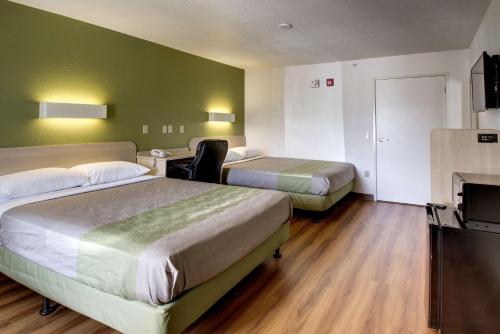 Queen Room with Two Queen Beds photo 3
