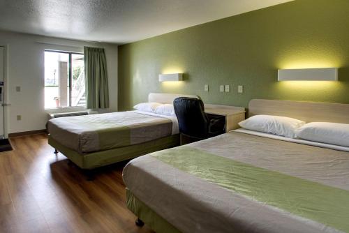 Queen Room with Two Queen Beds photo 1