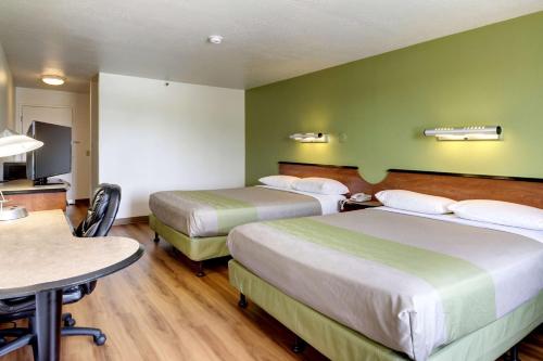 Queen Room with Two Queen Beds photo 2
