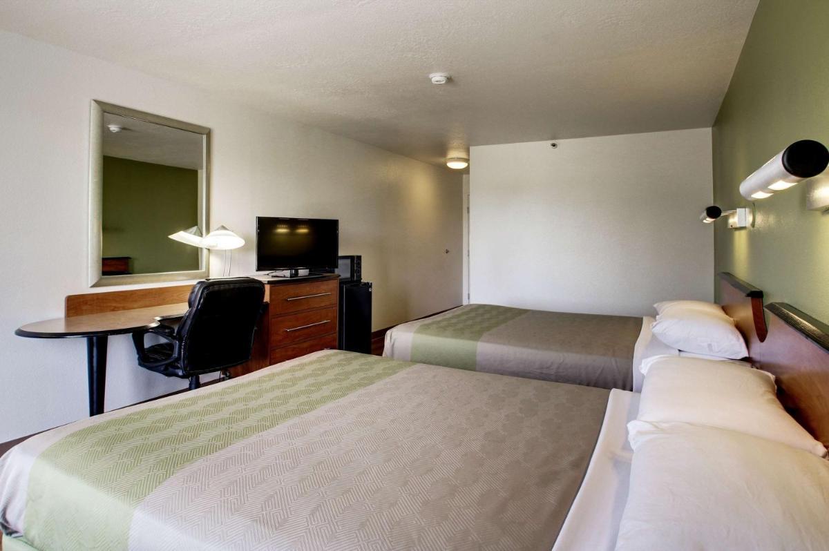 Deluxe Queen Room with Two Queen Beds photo 2