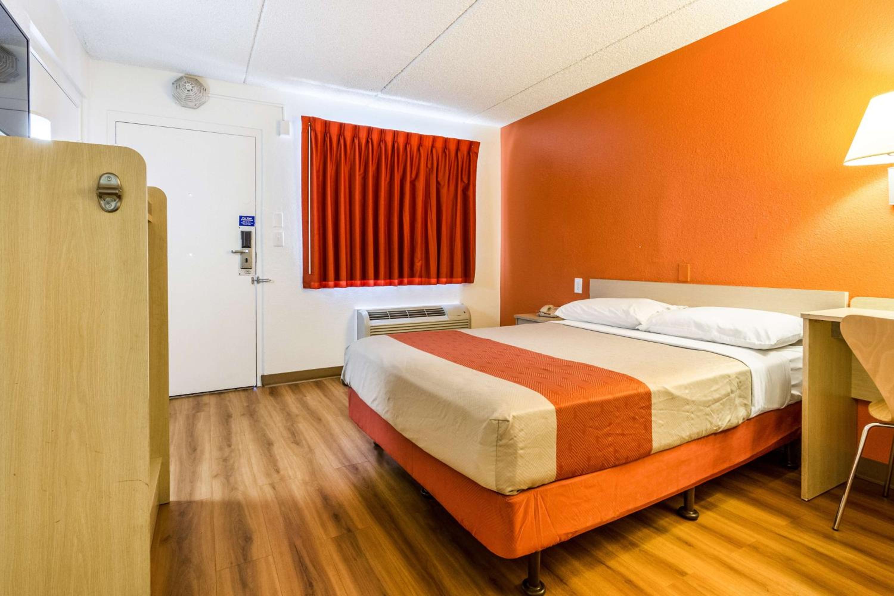 Motel 6 Tempe, AZ Phoenix Airport Priest Dr, Photo 2