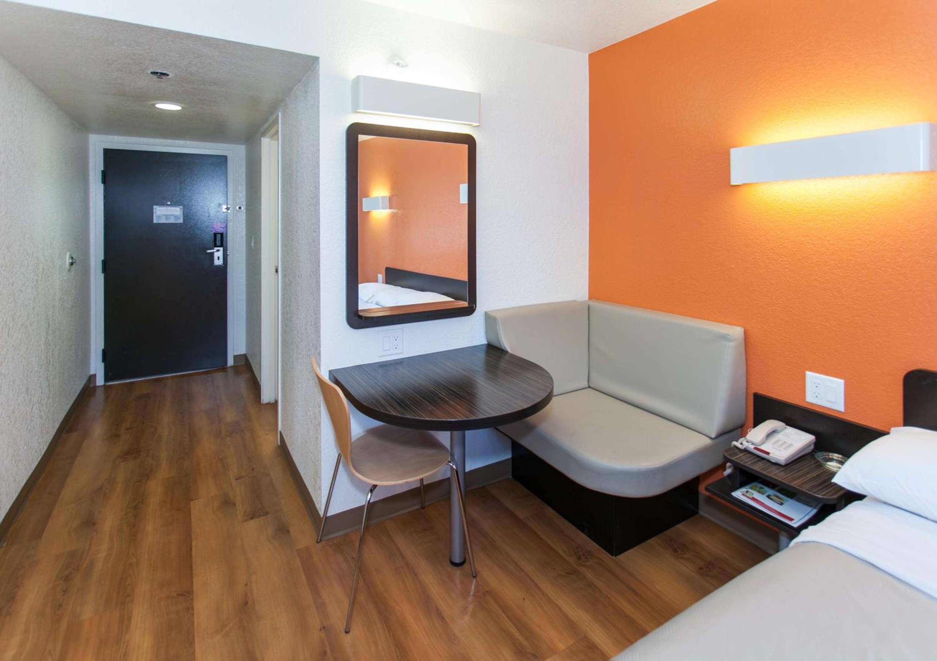 1  King Bed | ADA/RI Shower/Hearing Impaired | Near Los Angeles International Airport photo 3