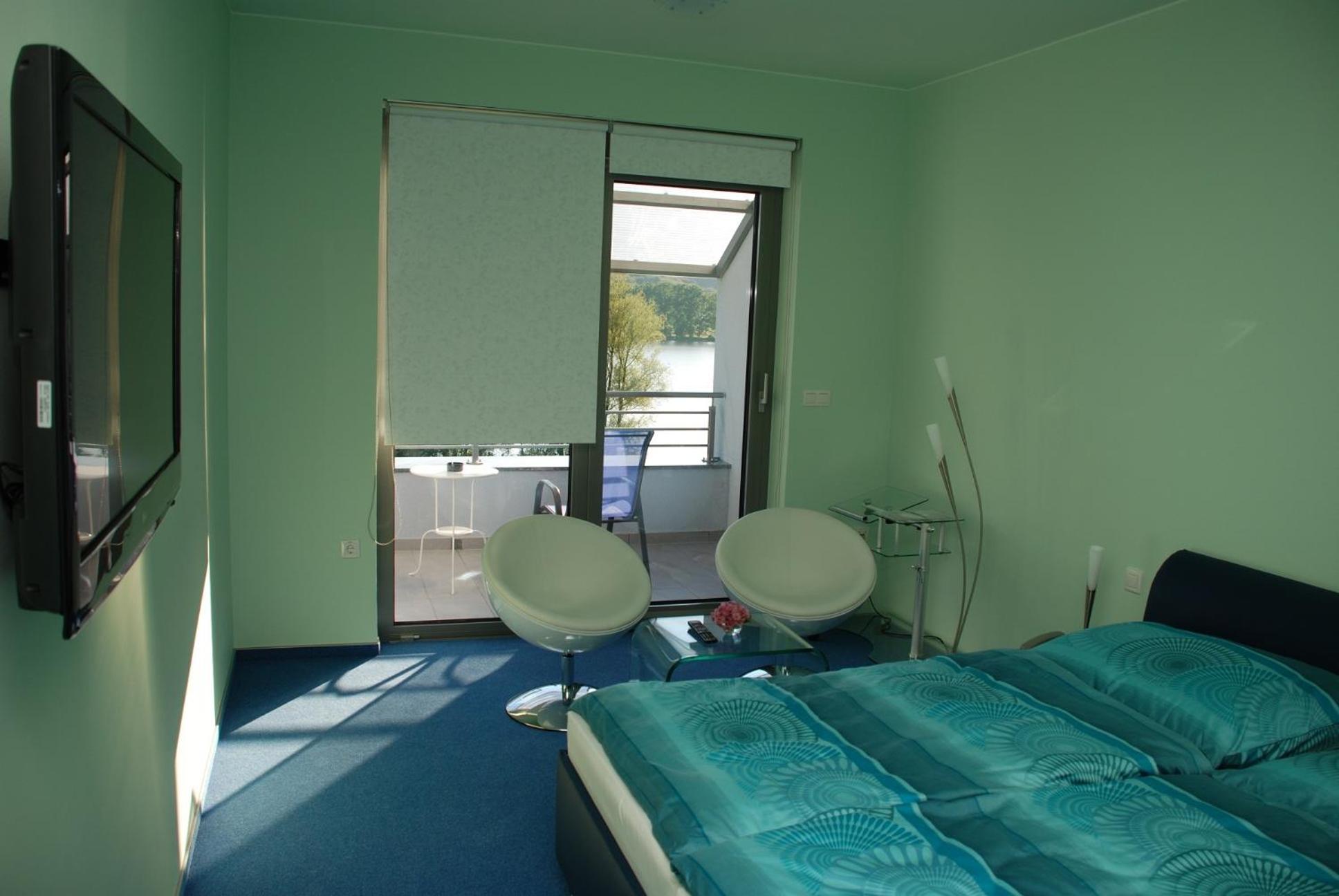 Double Room with Balcony - Photo 8