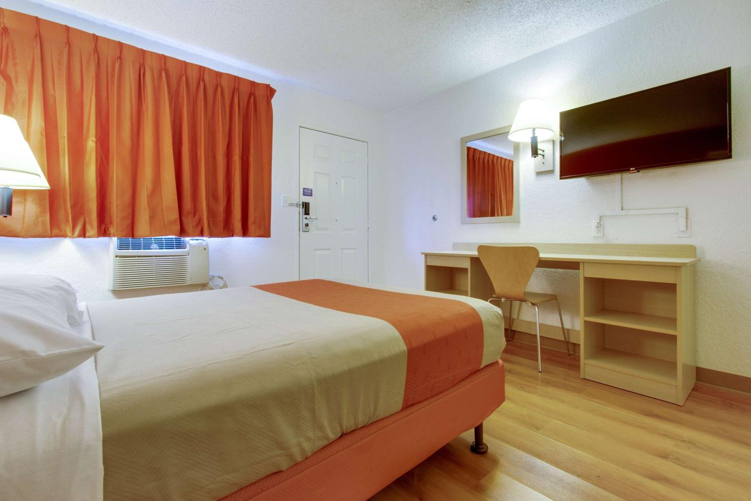 Queen Room photo 1