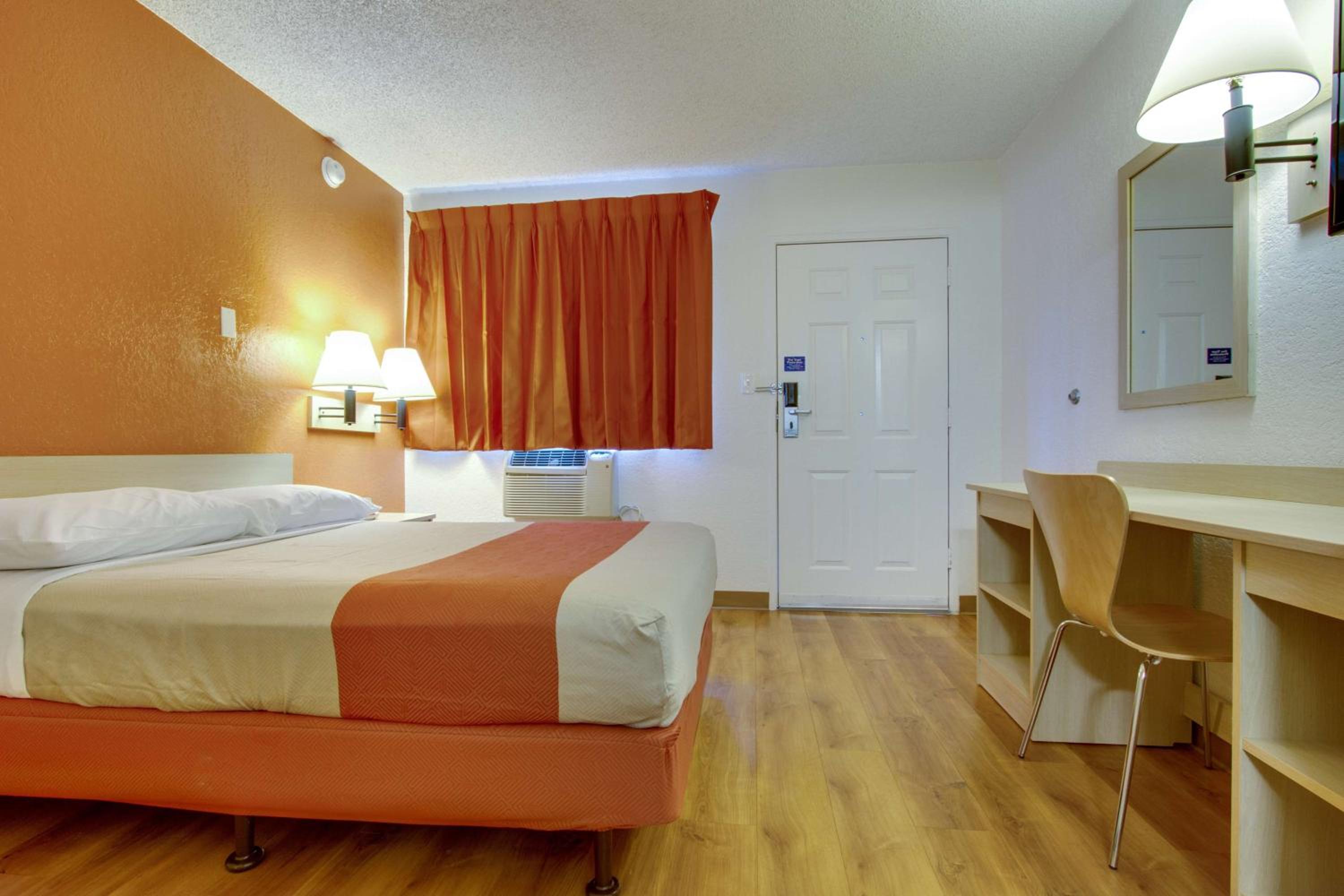 Queen Room photo 2