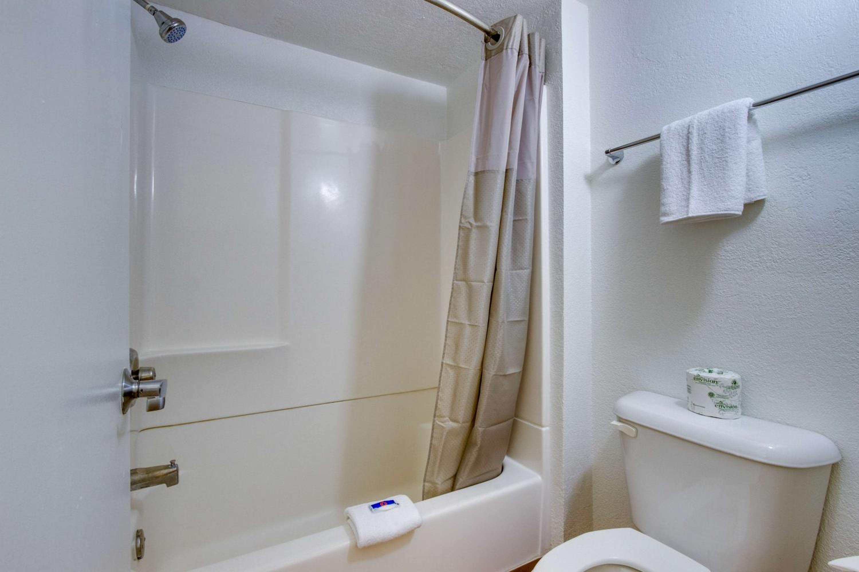 Quadruple Room - Disability Access - Roll in Shower photo 2