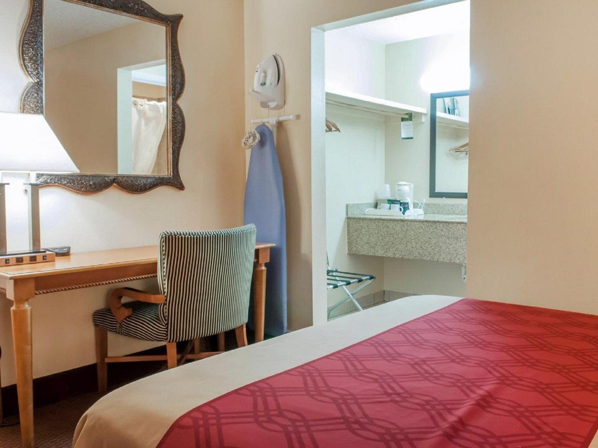 Queen Room with Two Queen Beds - Non-Smoking - Photo 1