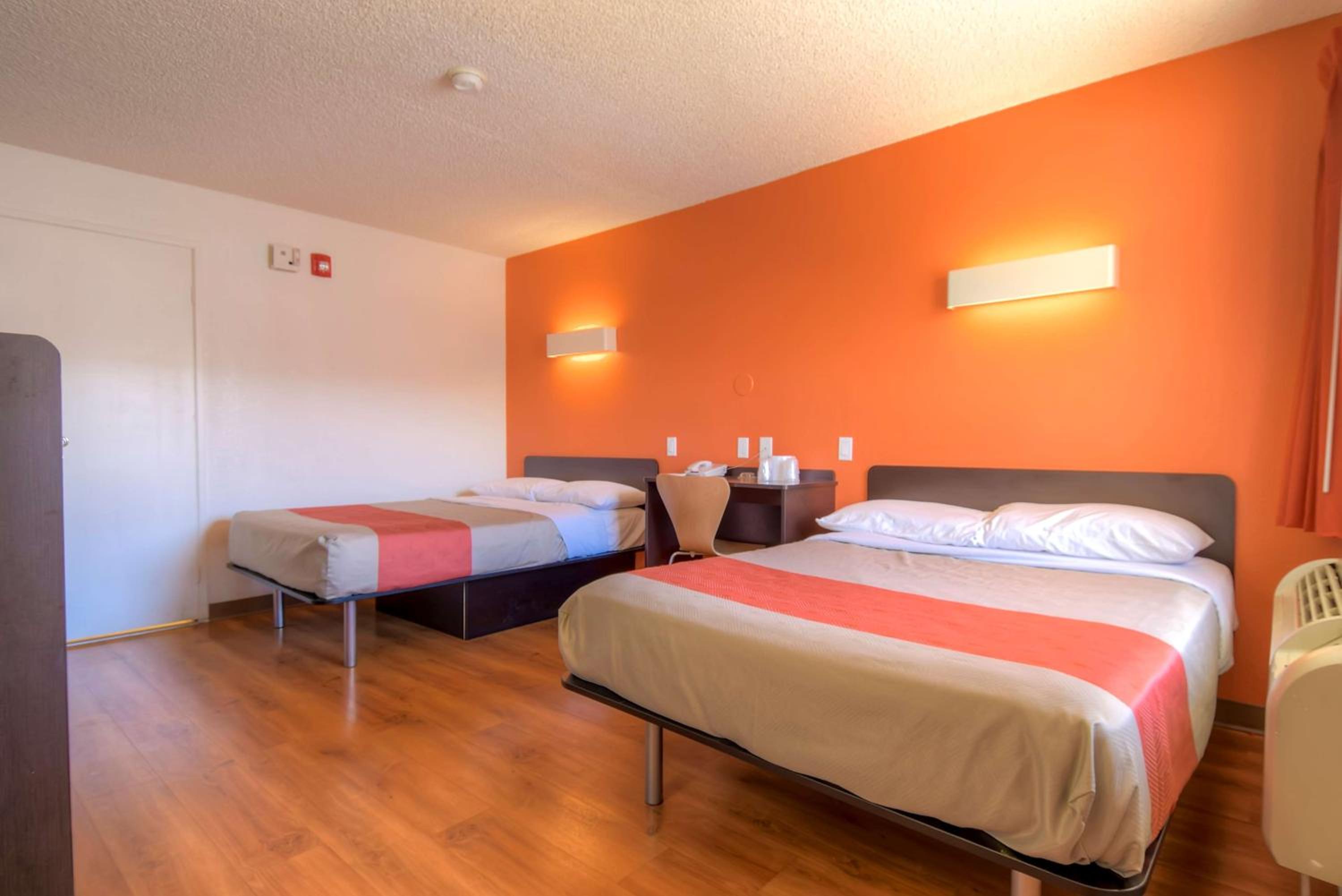 Queen Room with Two Queen Beds - Non-Smoking photo 3