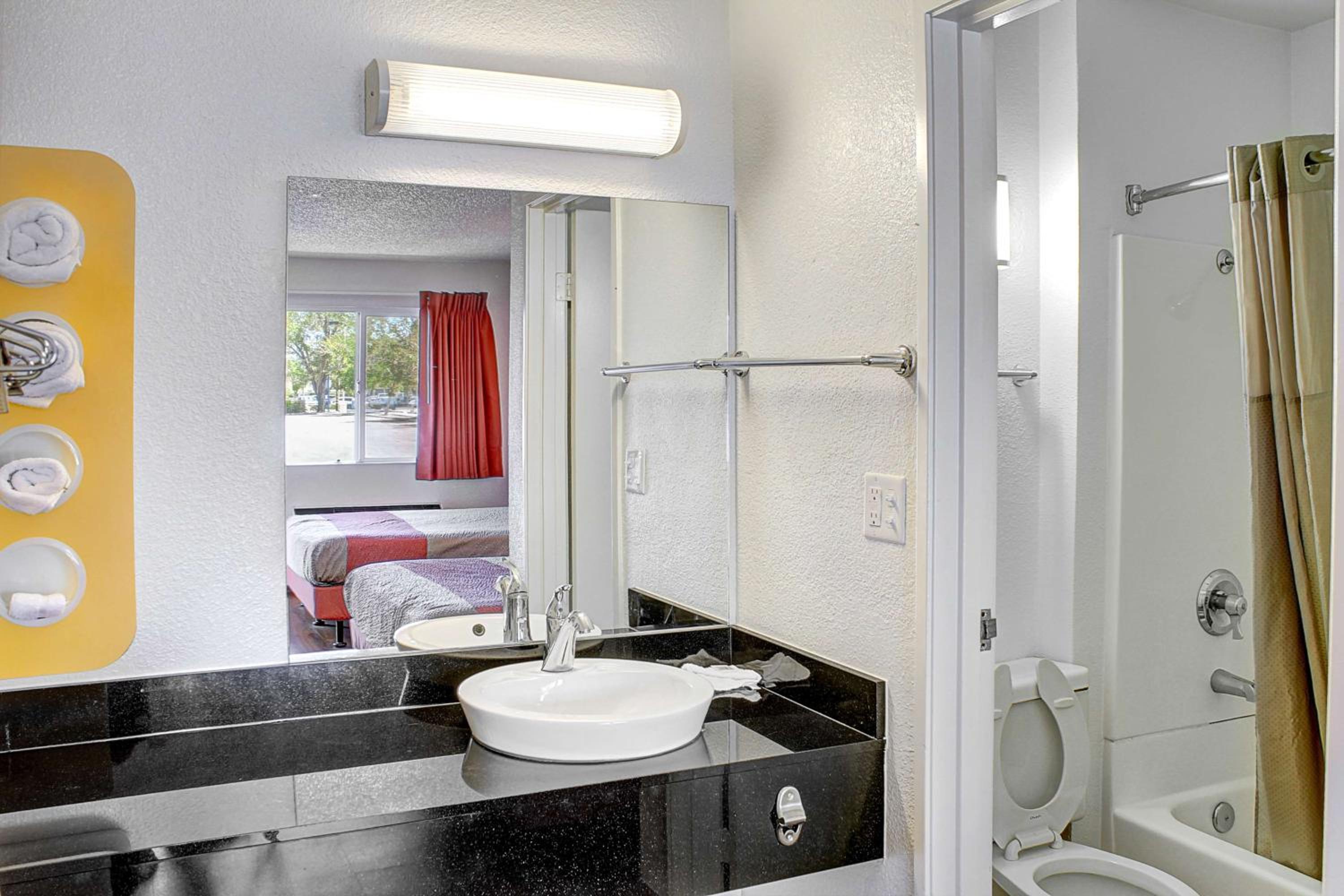 Deluxe Queen Suite photo 2