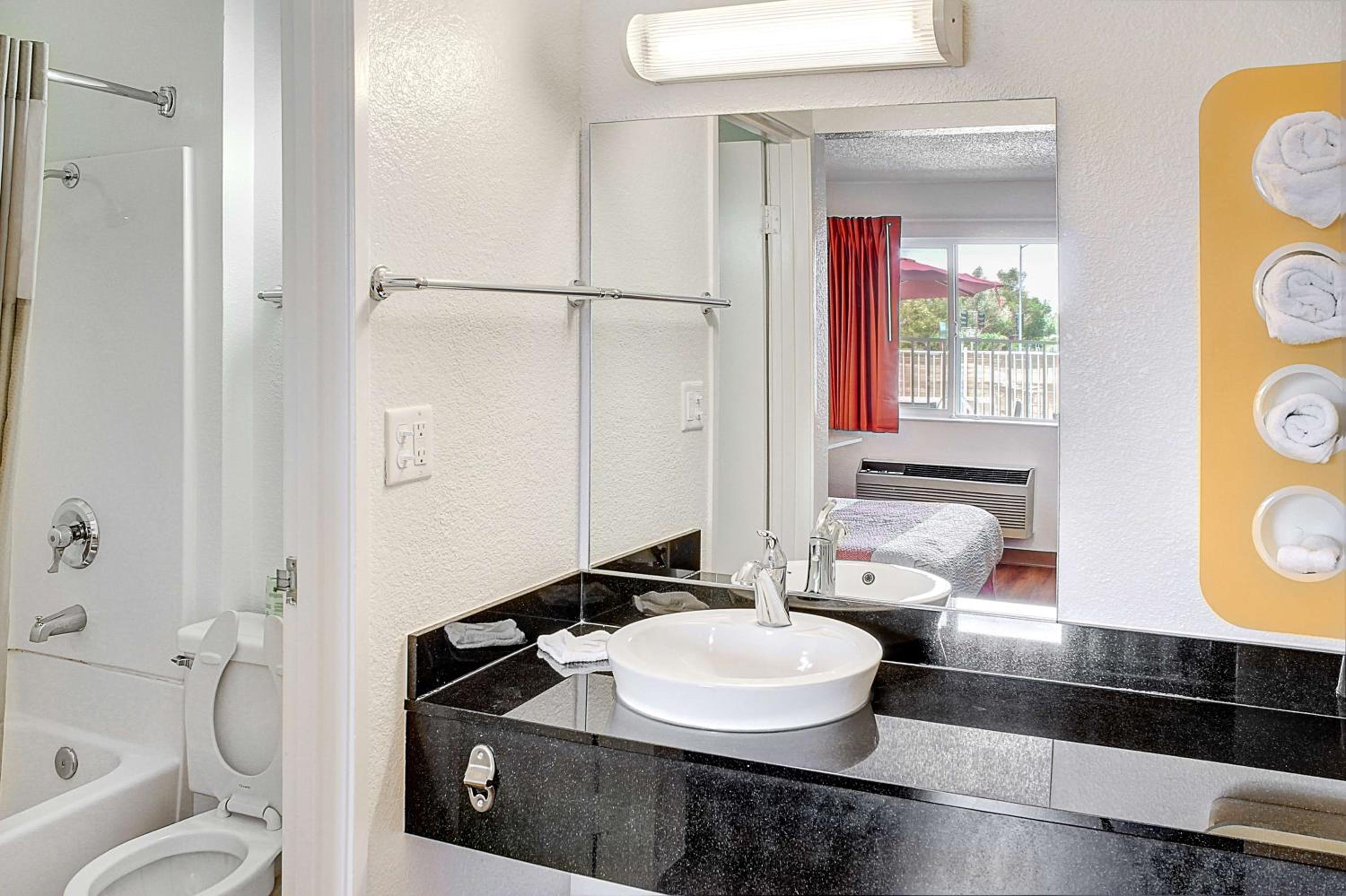Deluxe Queen Suite photo 3