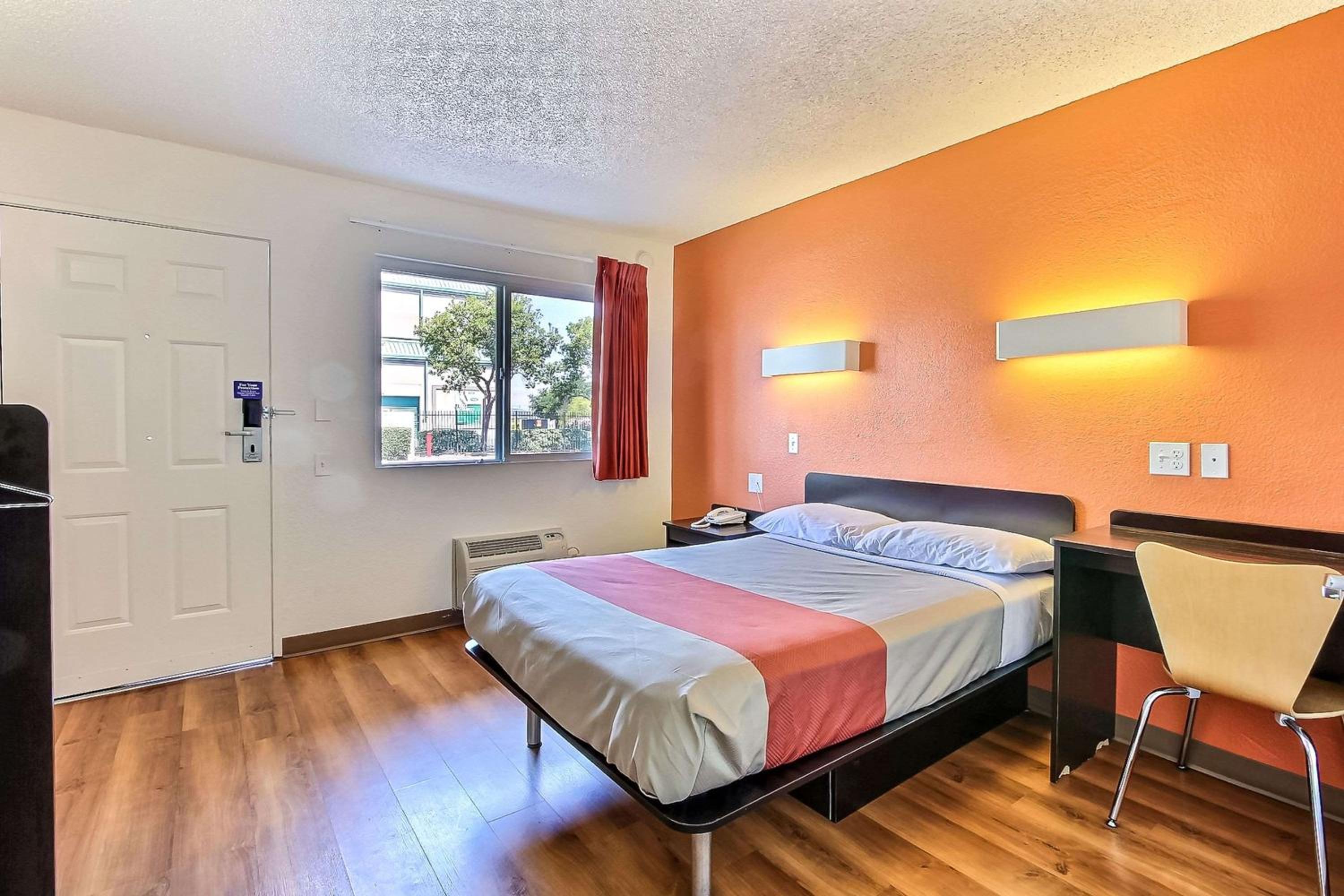 Deluxe Queen Room - Non-Smoking