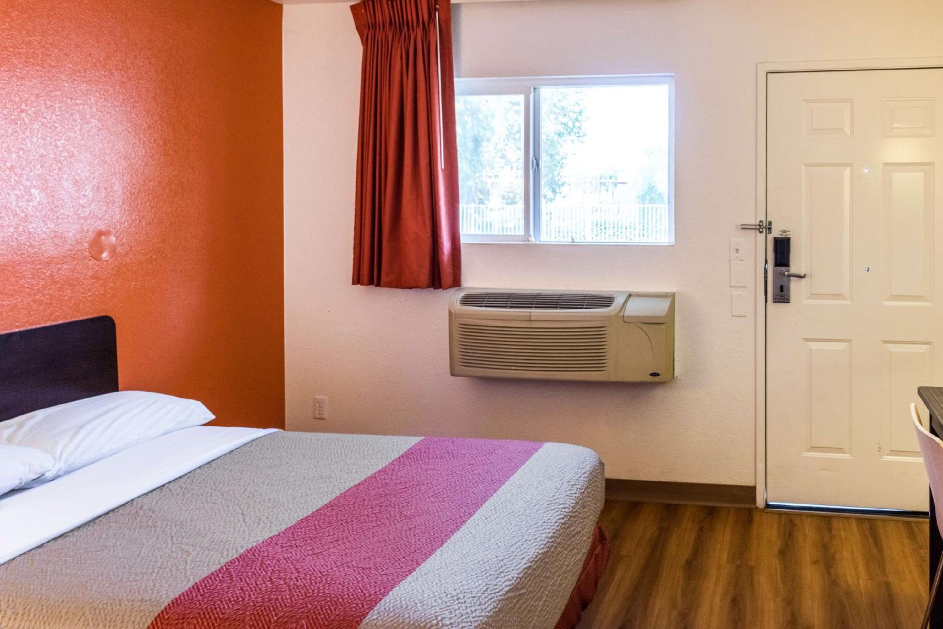Motel 6 Bakersfield, CA - Convention Center, Photo 3