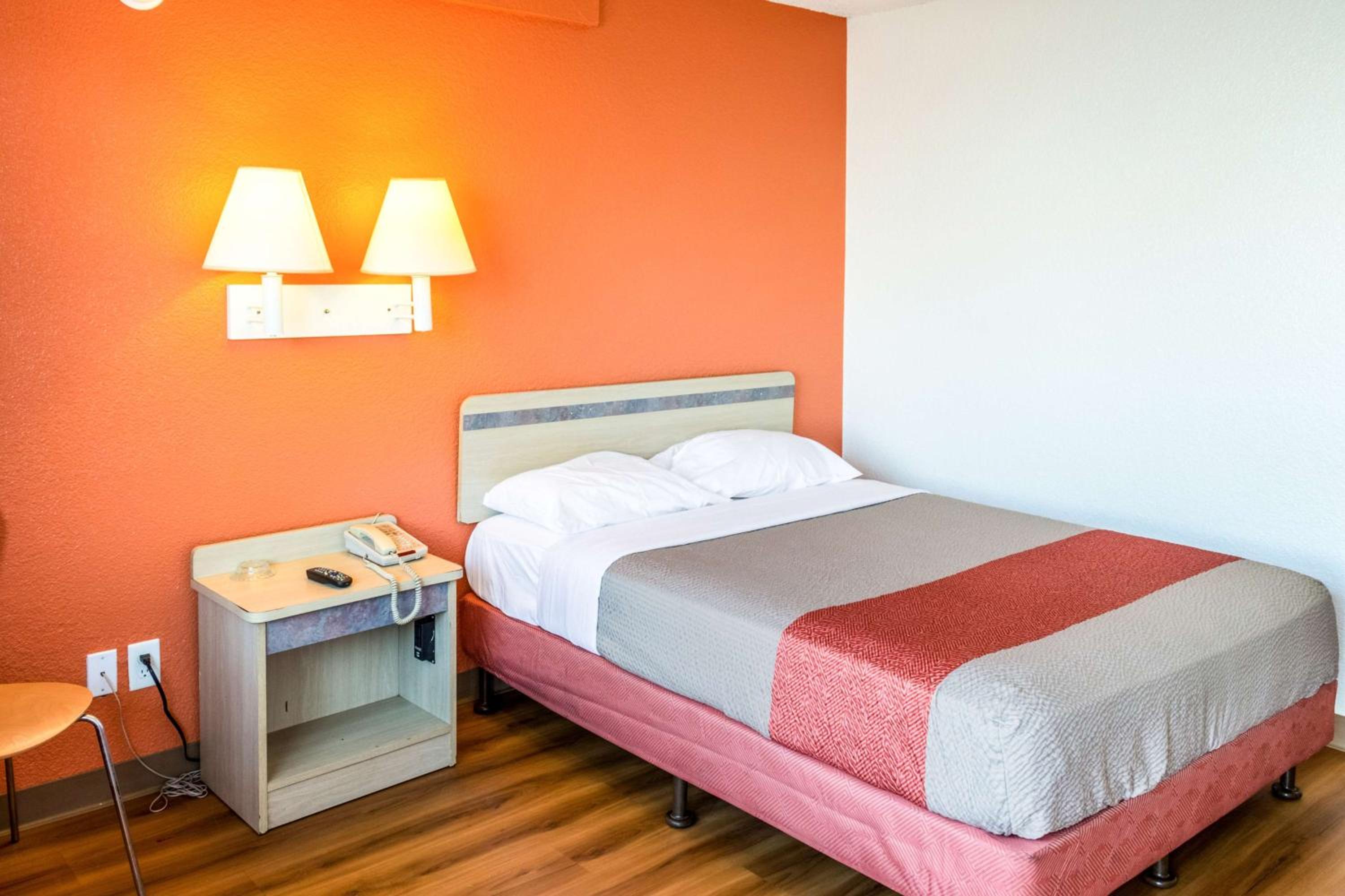 Motel 6 Bakersfield, CA - Convention Center, Photo 2