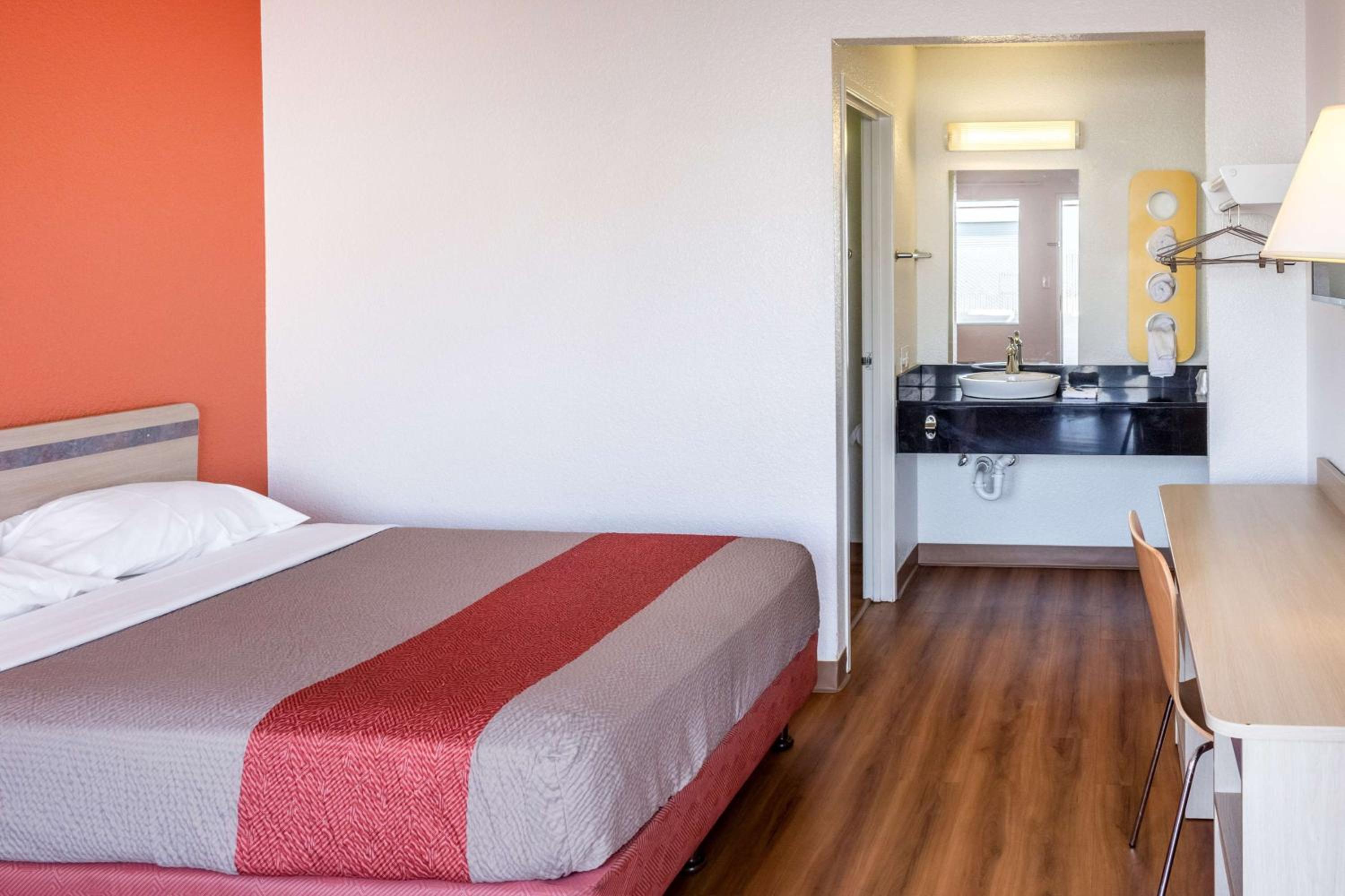 Motel 6 Bakersfield, CA - Convention Center, Photo 4