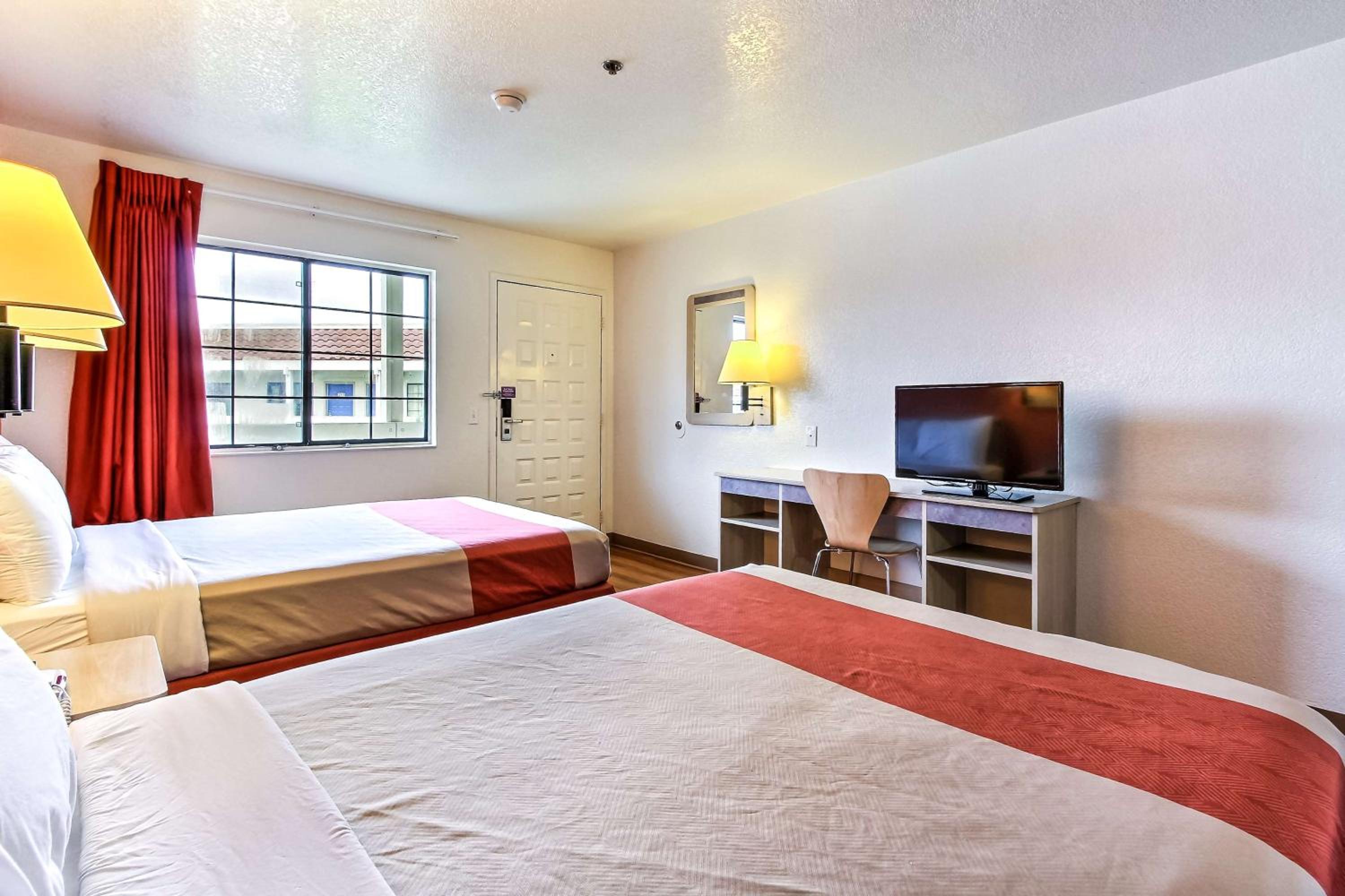 Queen Room with Two Queen Beds photo 1
