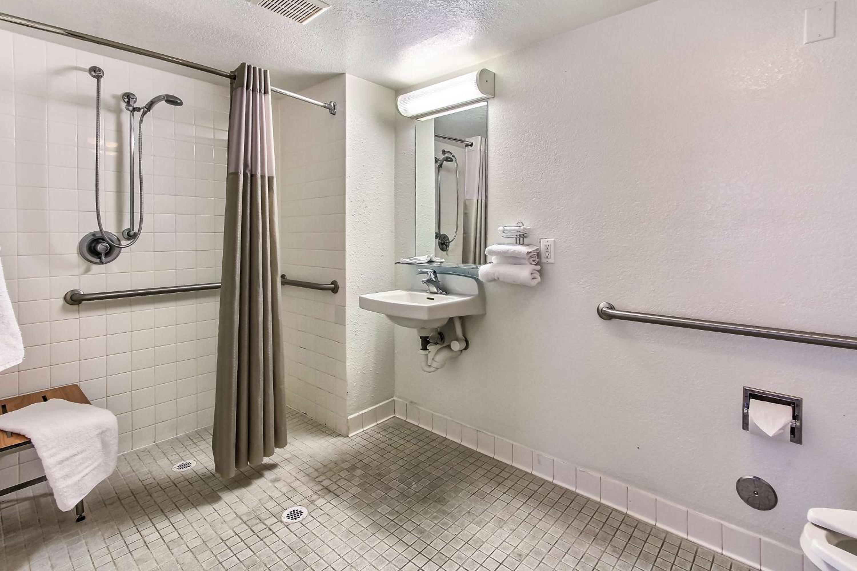 Queen Room - Disability Access photo 2