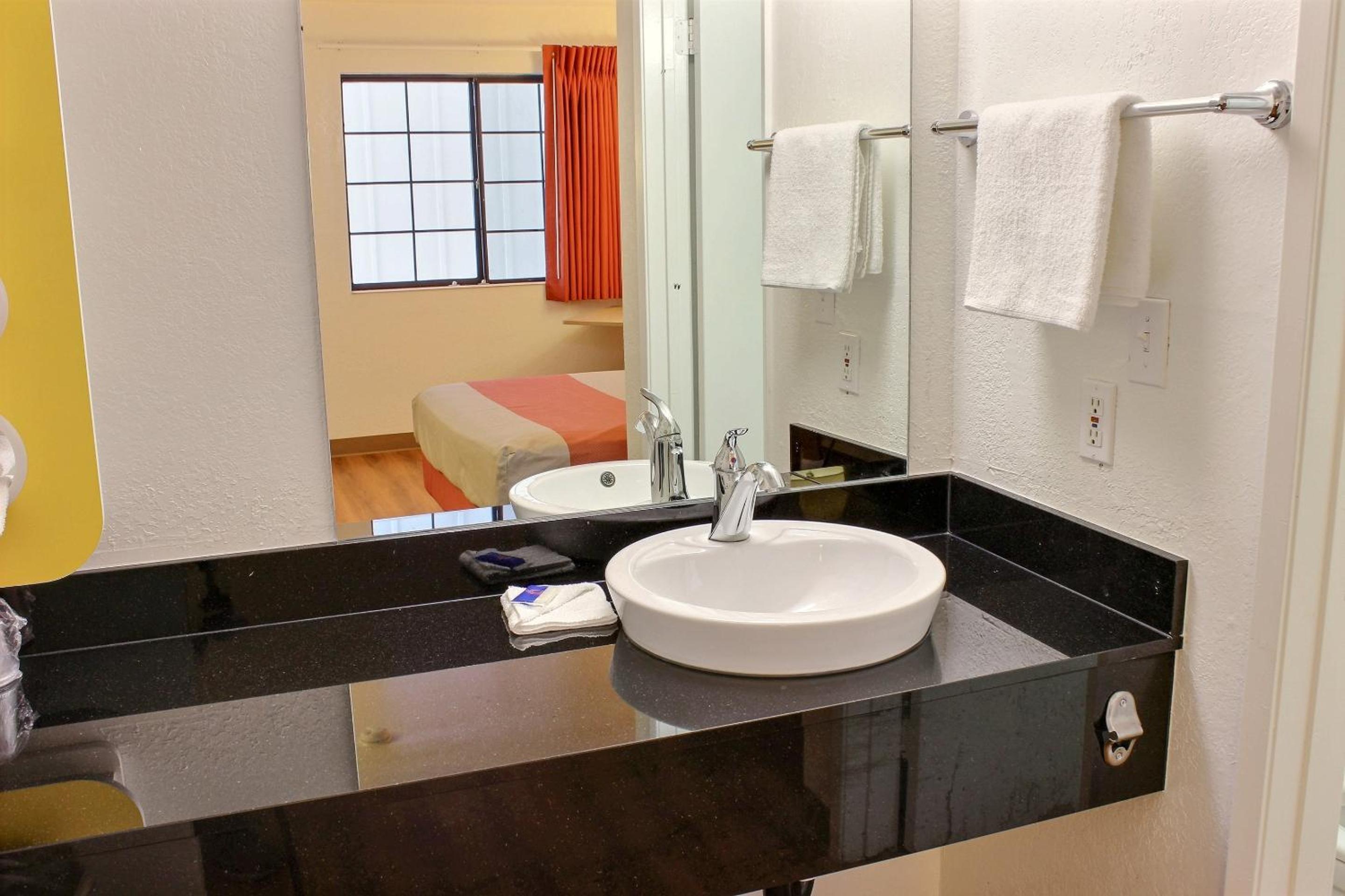 Deluxe Queen Suite photo 2