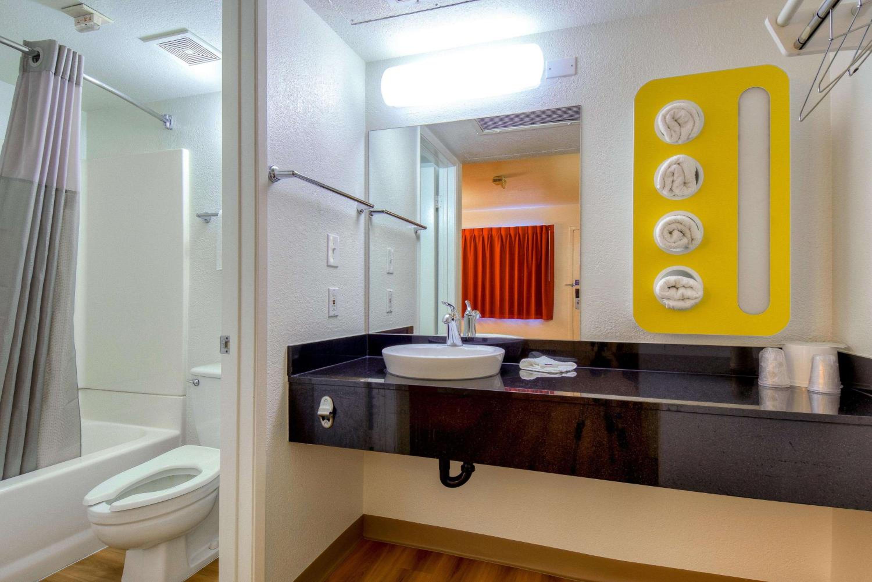 Deluxe Queen Room - Non-Smoking