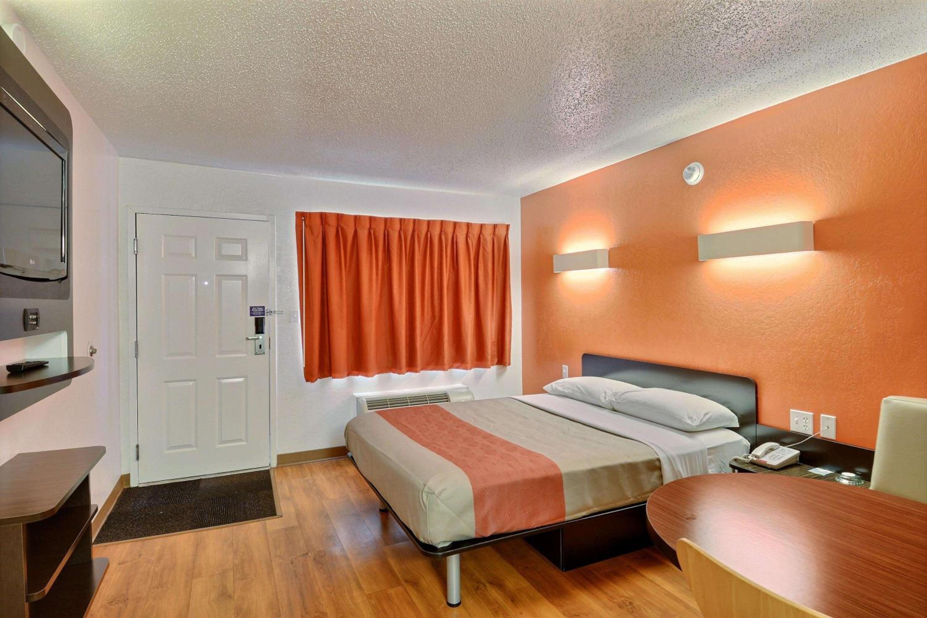 Double Room - Disability Access - Non-Smoking photo 3