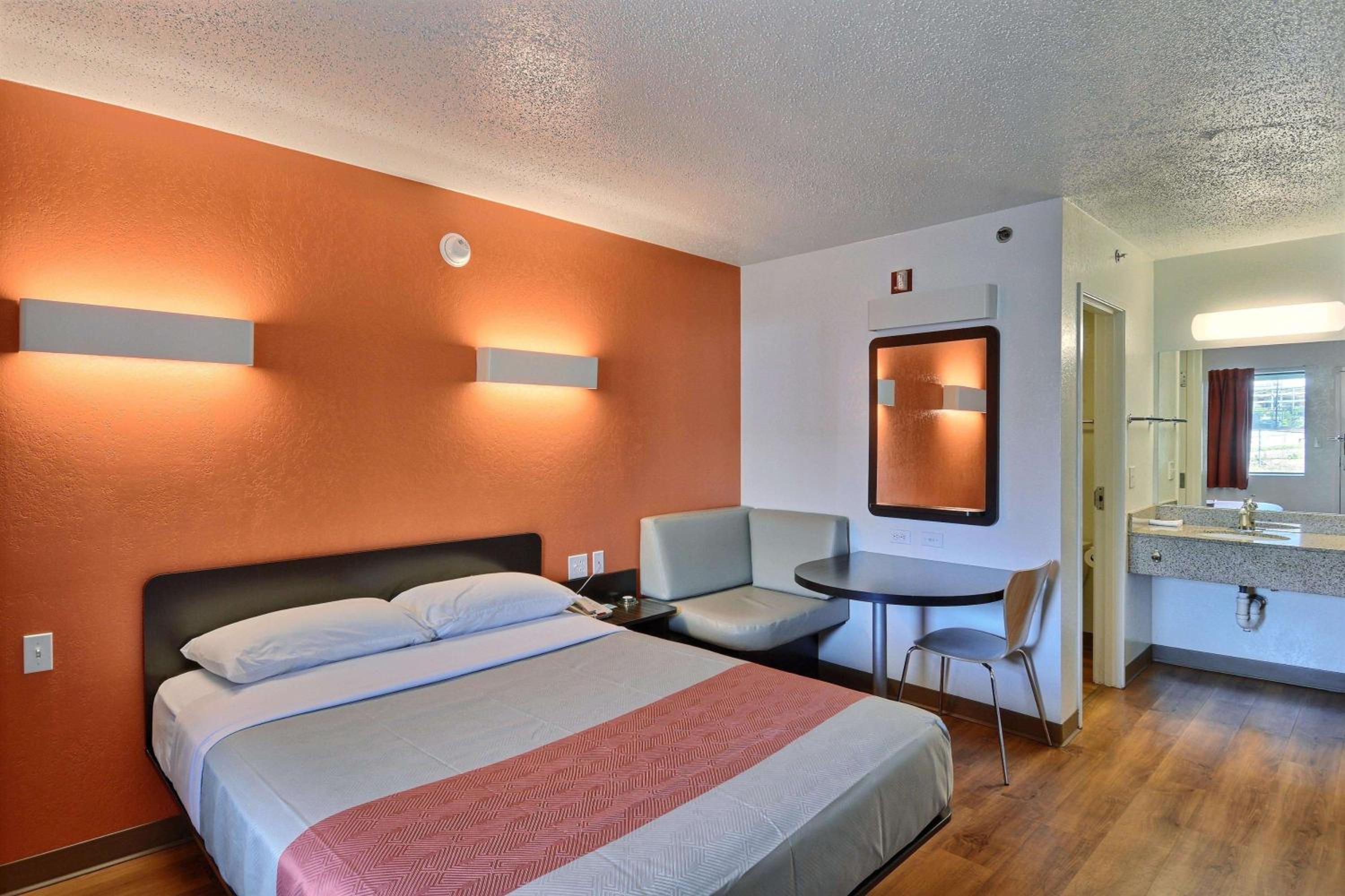 Deluxe Queen Room - Non-Smoking