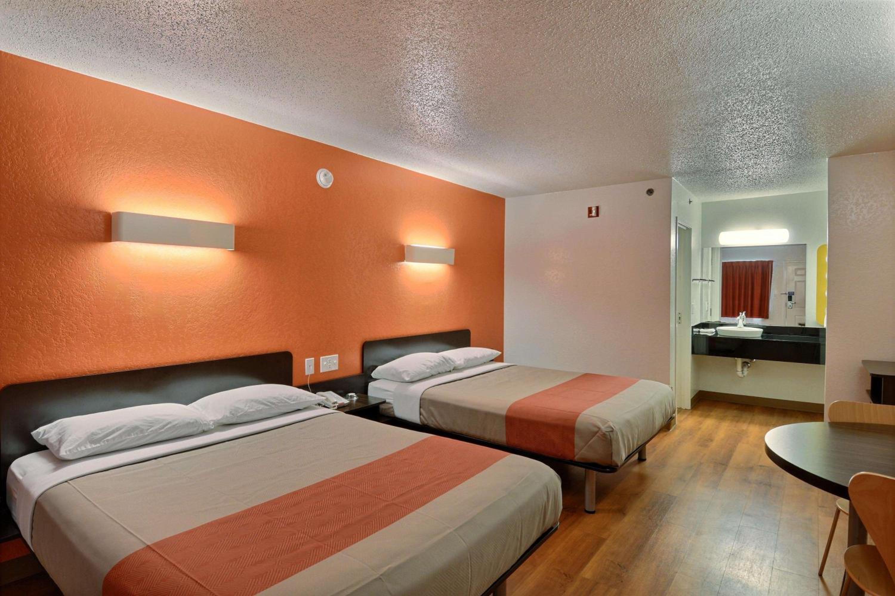 Queen Room with Two Queen Beds photo 3