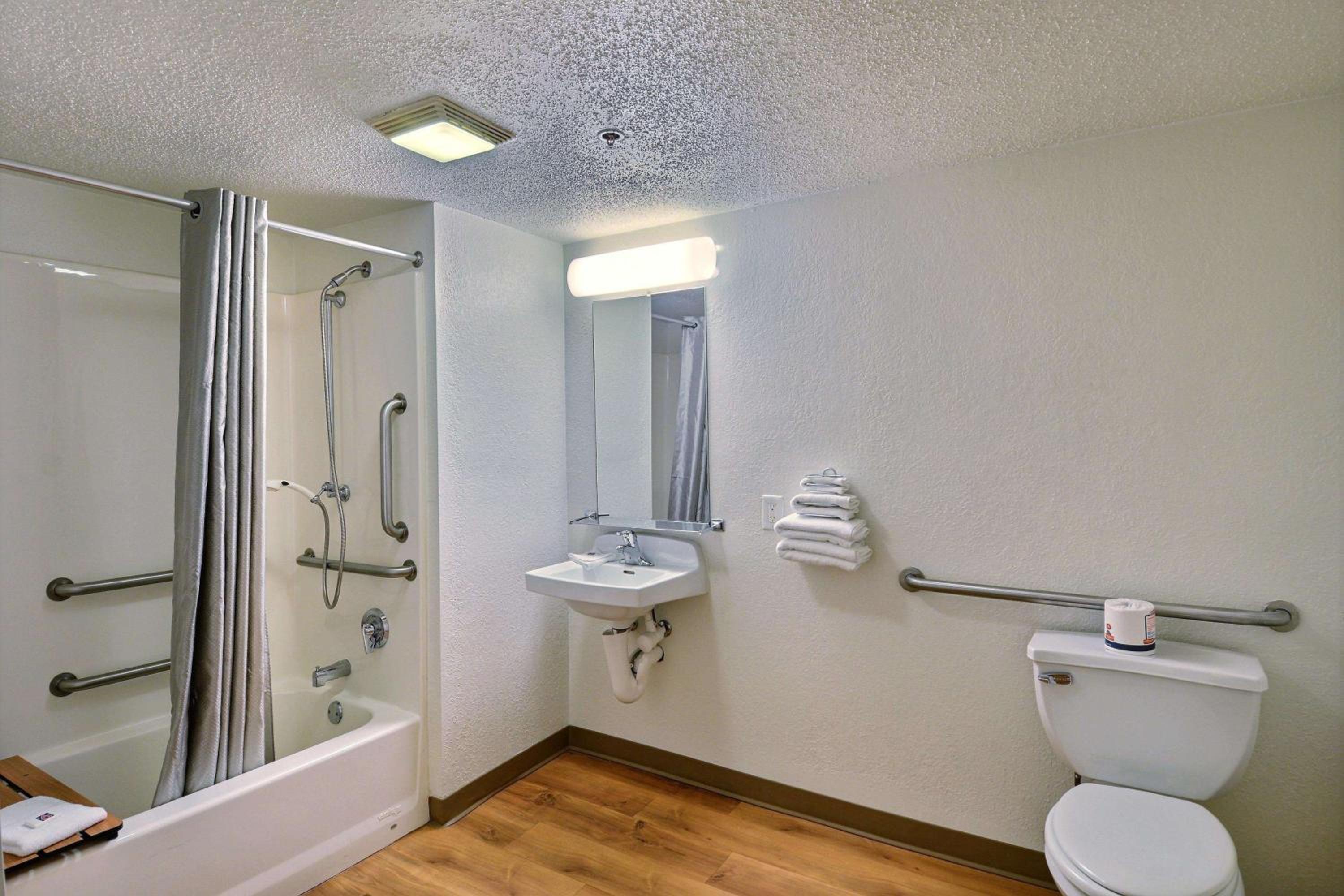 Quadruple Room - Disability Access - Non-Smoking photo 2