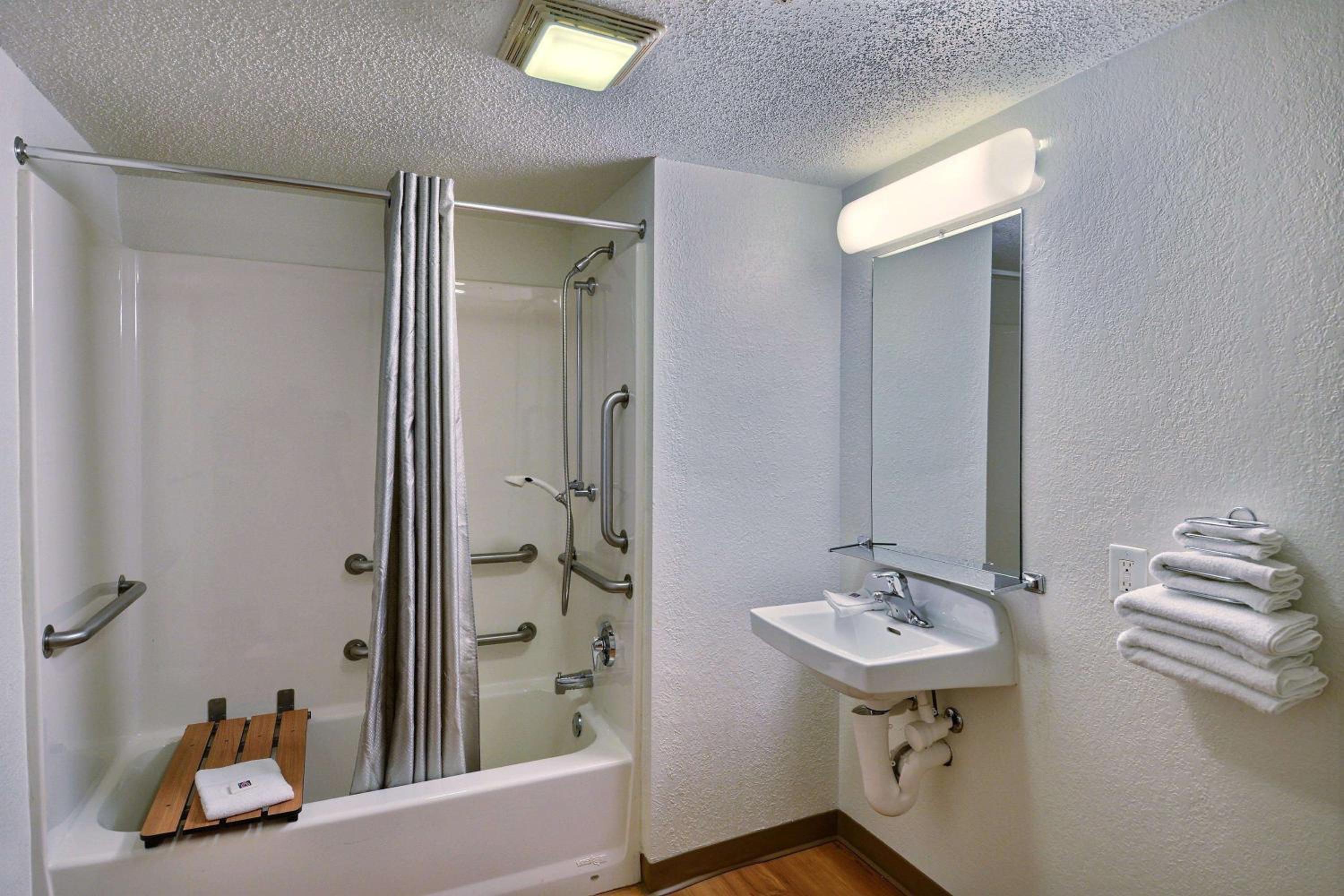 Double Room - Disability Access - Non-Smoking photo 2