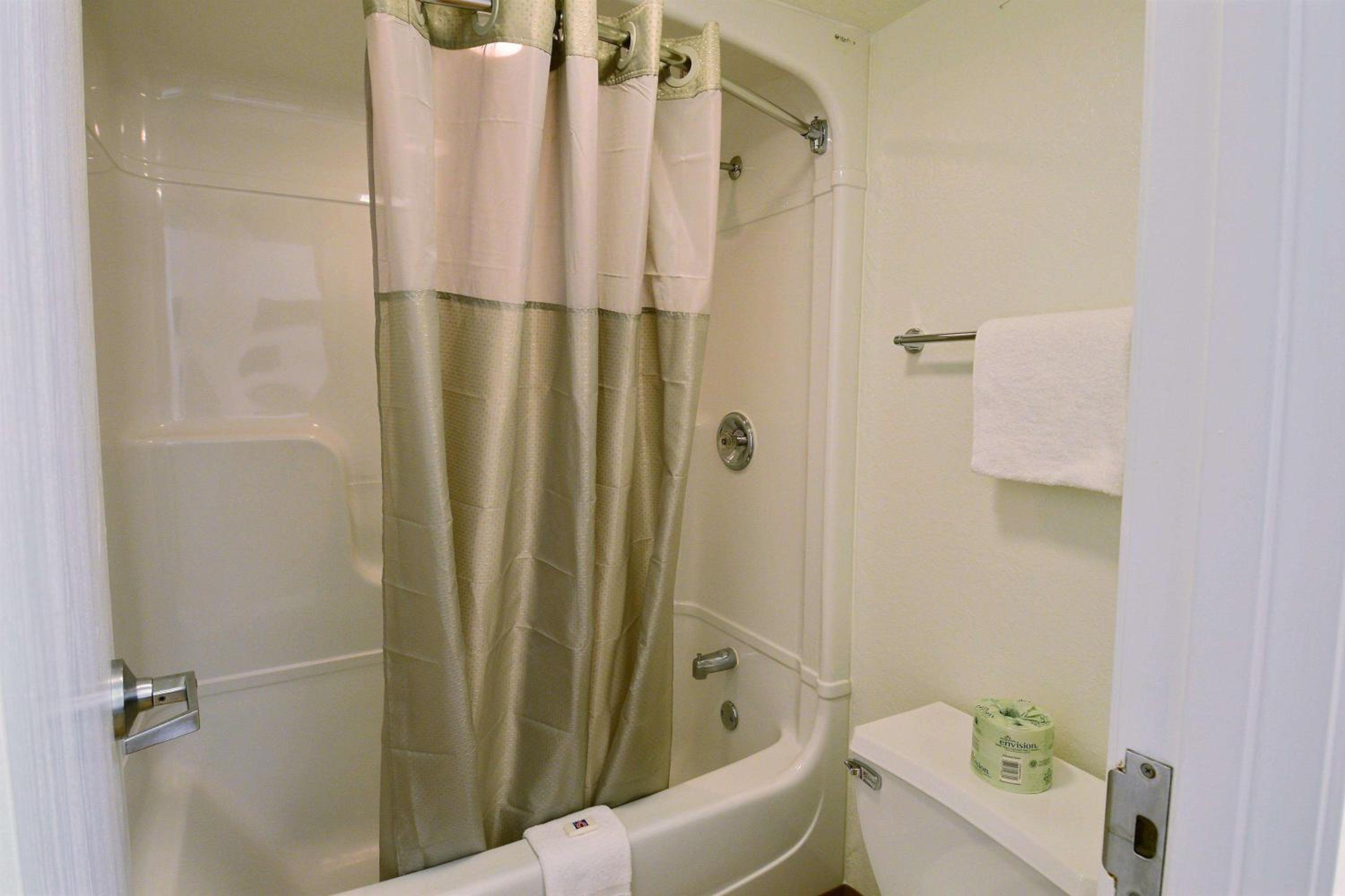 Queen Room with Two Queen Beds photo 2