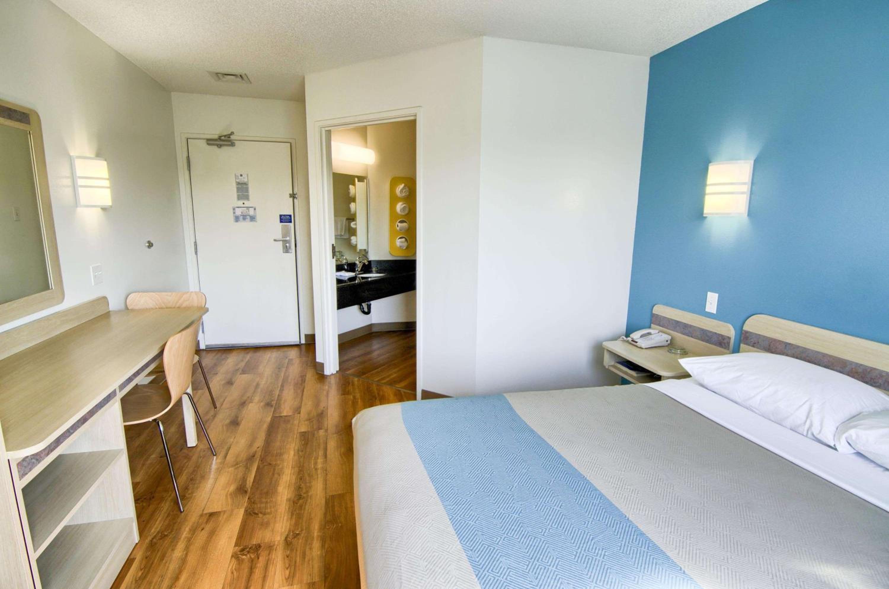 Deluxe Queen Room - Non-Smoking photo 2