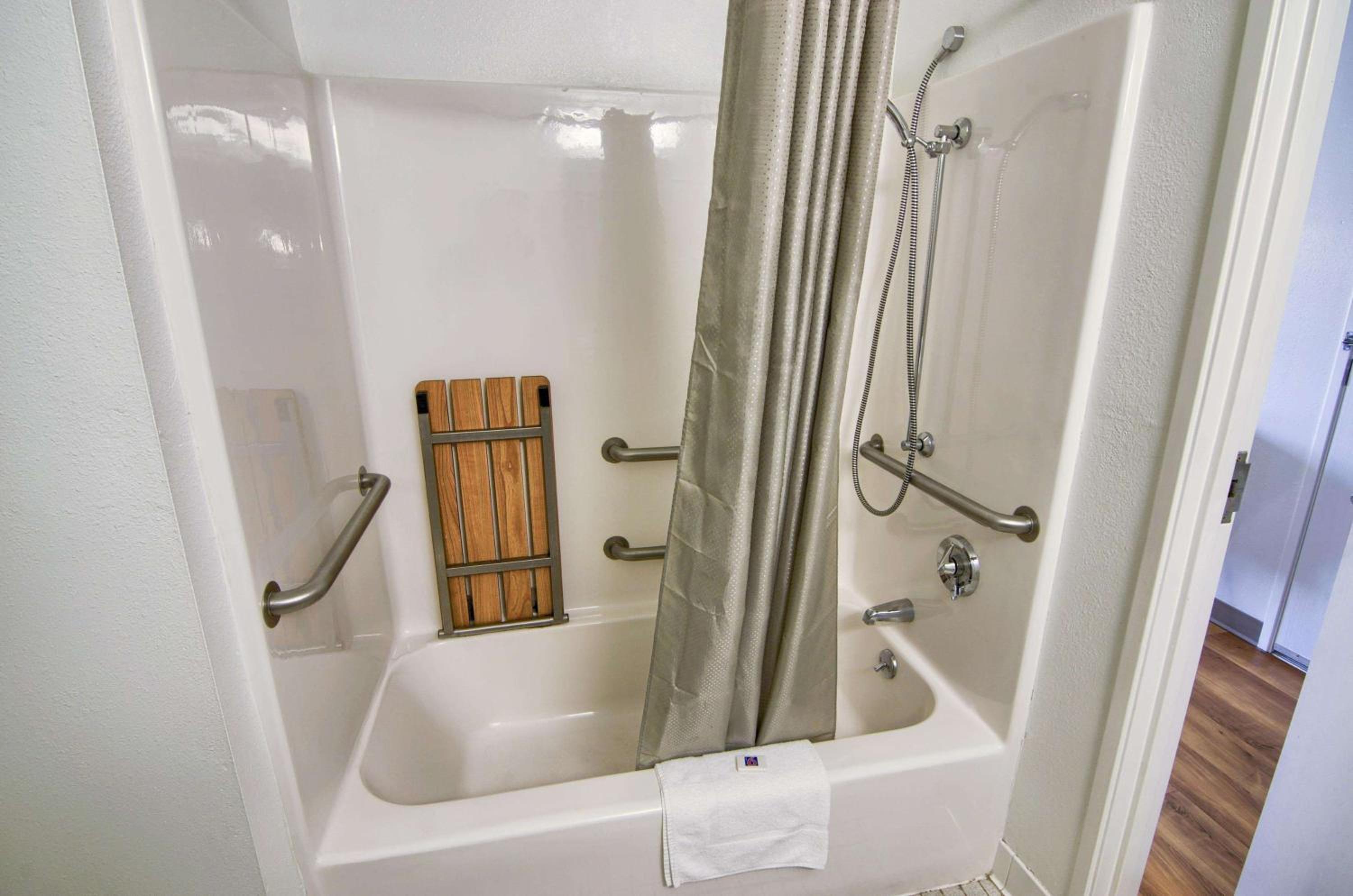 Quadruple Room - Disability Access photo 2