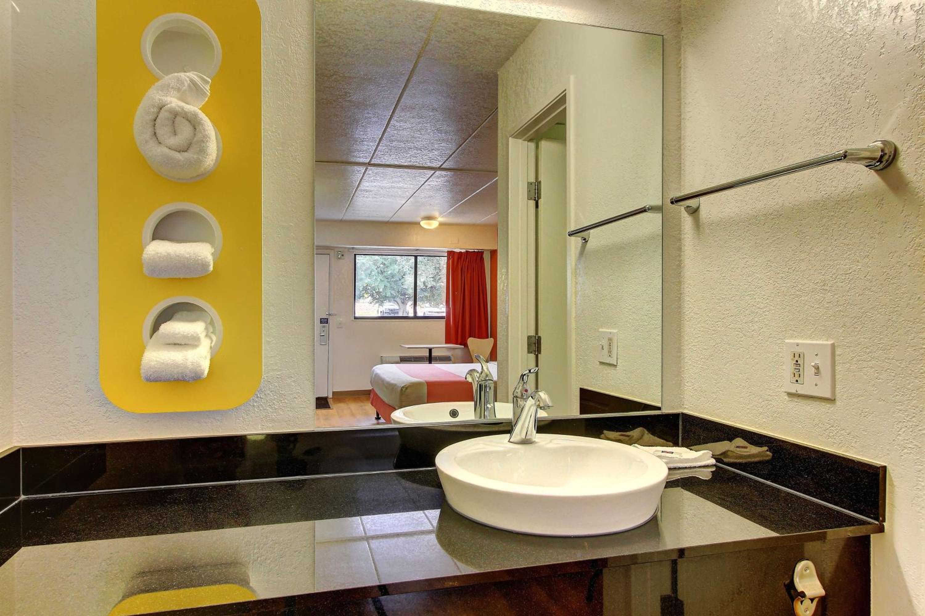 Quadruple Room - Photo 9