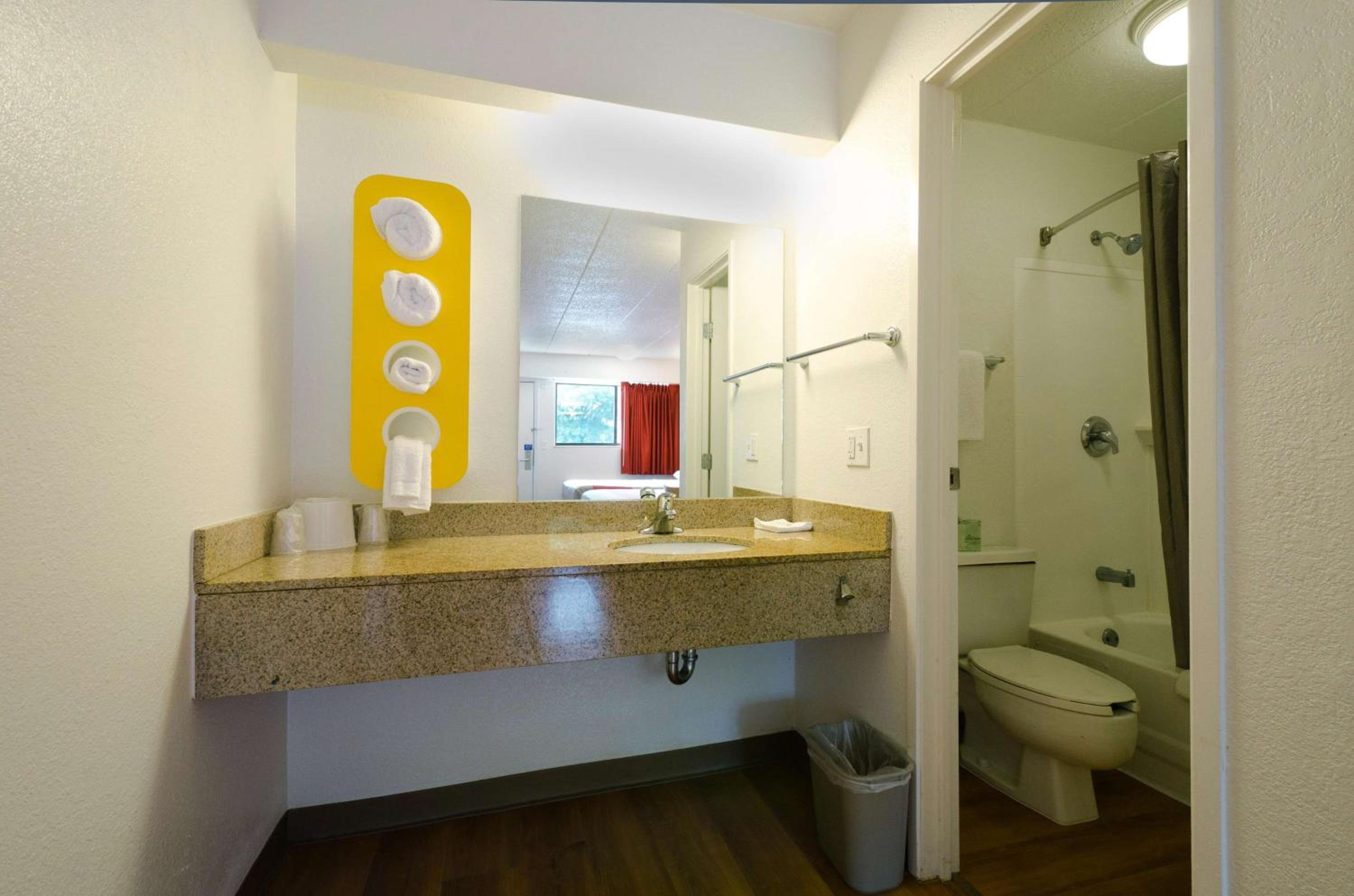 King Room - Non-Smoking photo 2
