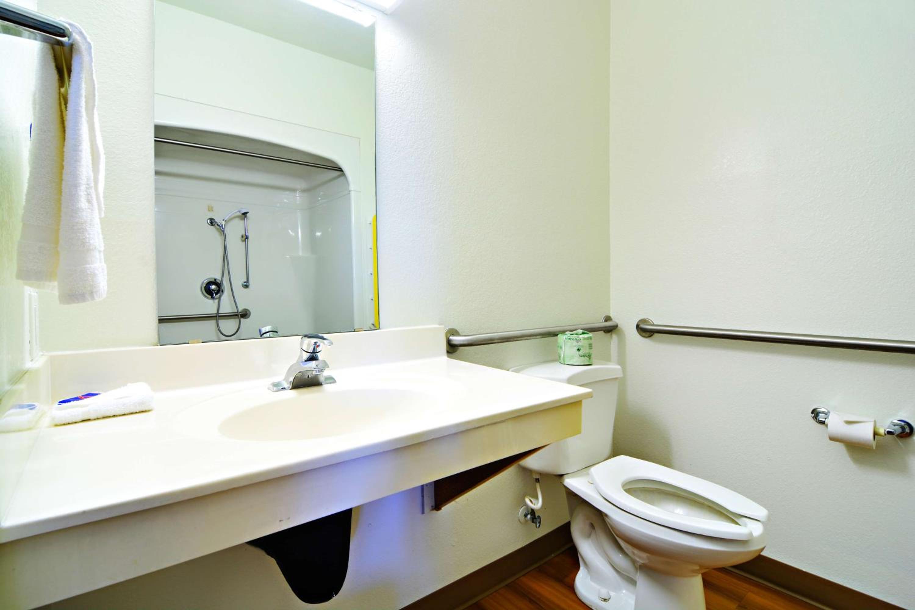Queen Room - Disability Access - Non-Smoking