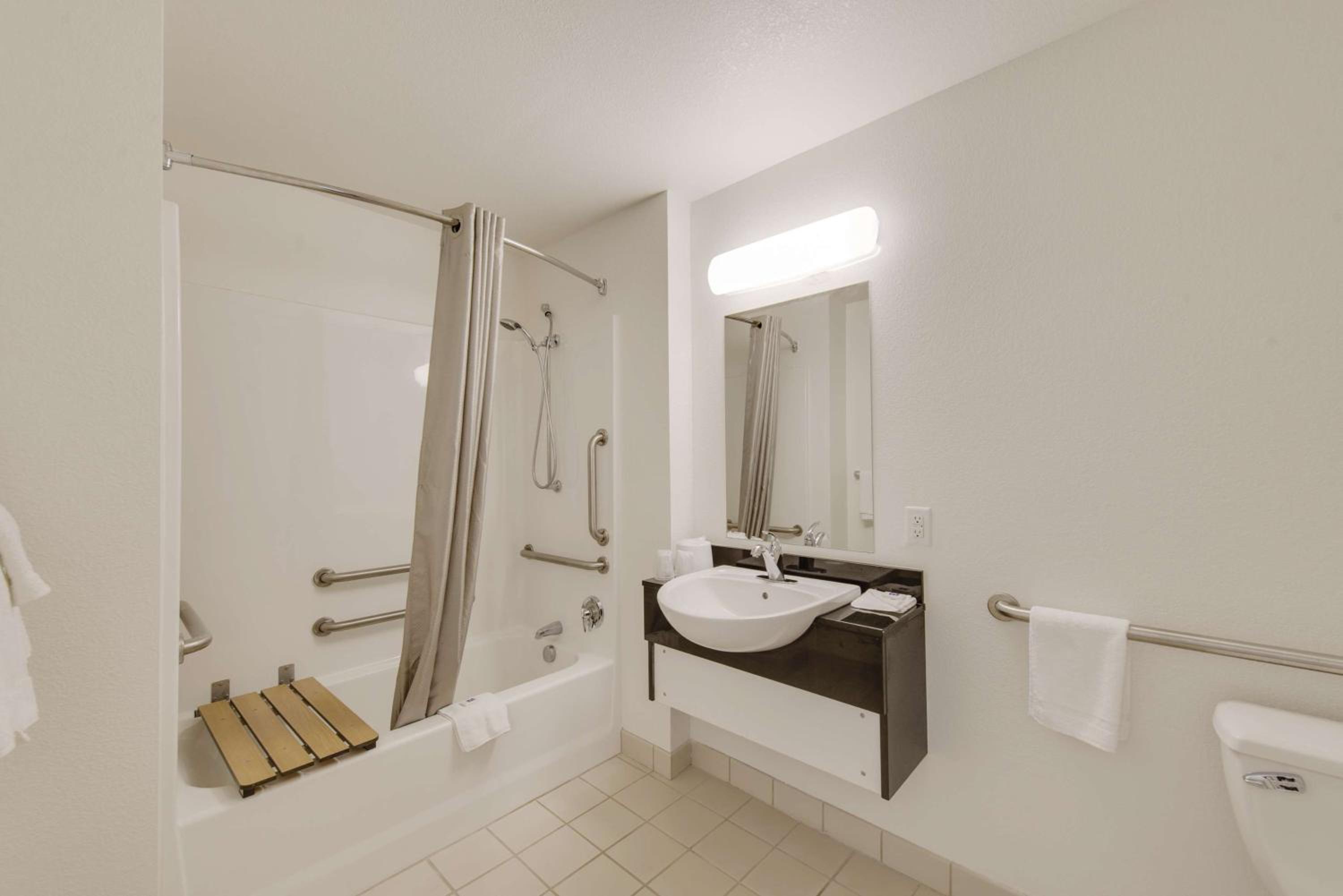 Quadruple Room - Disability Access - Non-Smoking - Photo 4