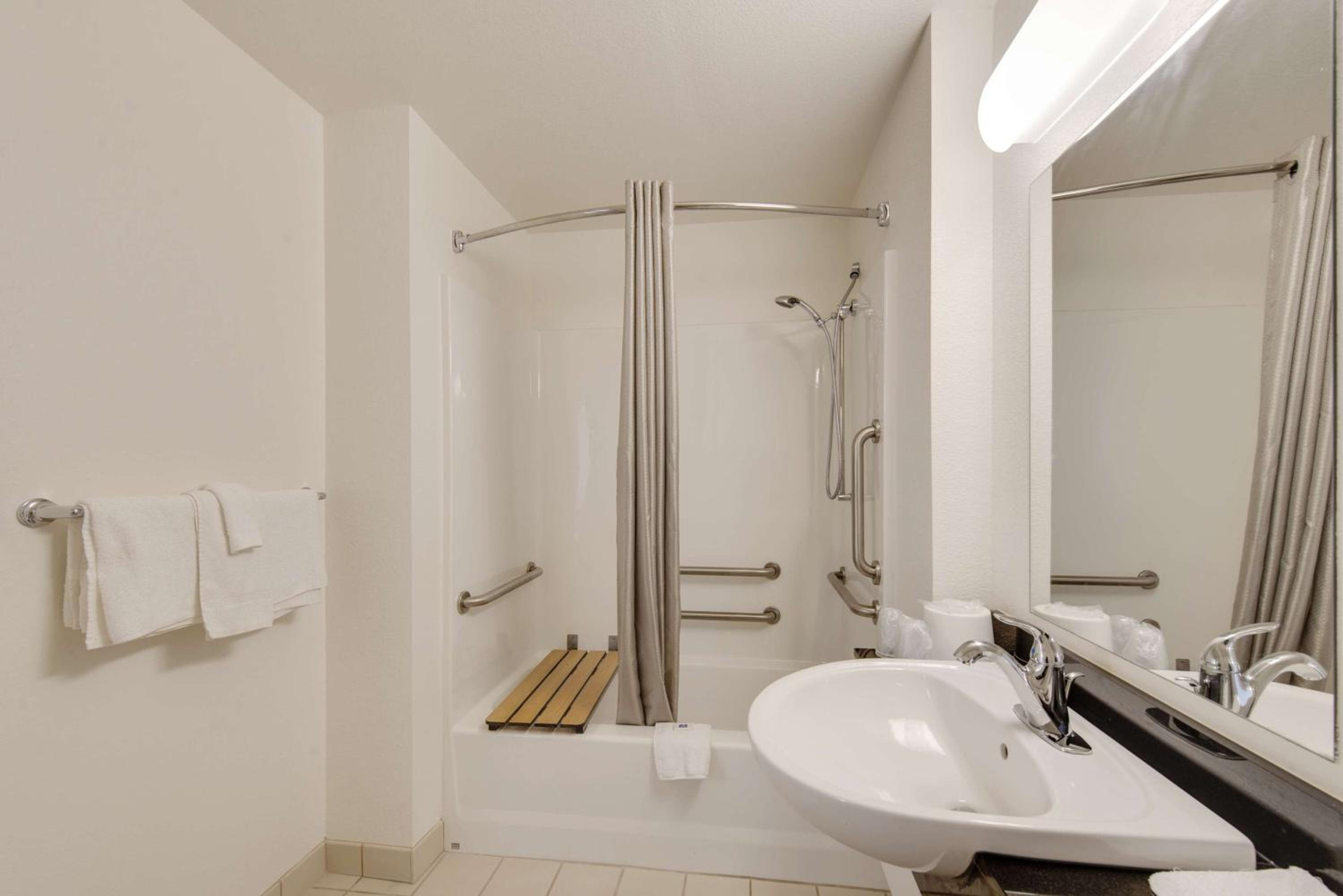 Quadruple Room - Disability Access - Non-Smoking - Photo 5