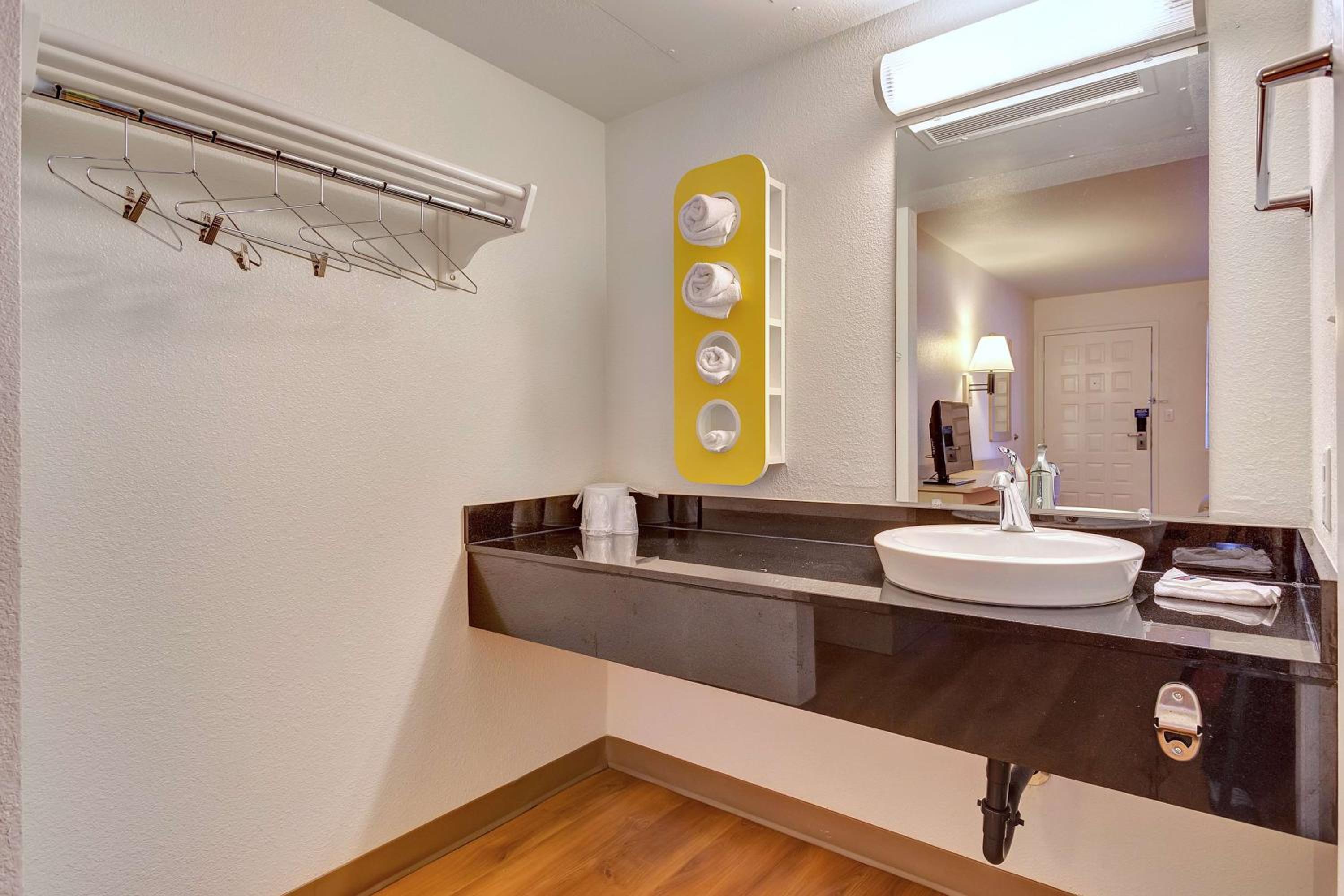 Queen Room with Roll-in Shower - Mobility Accessible/Non-Smoking photo 2