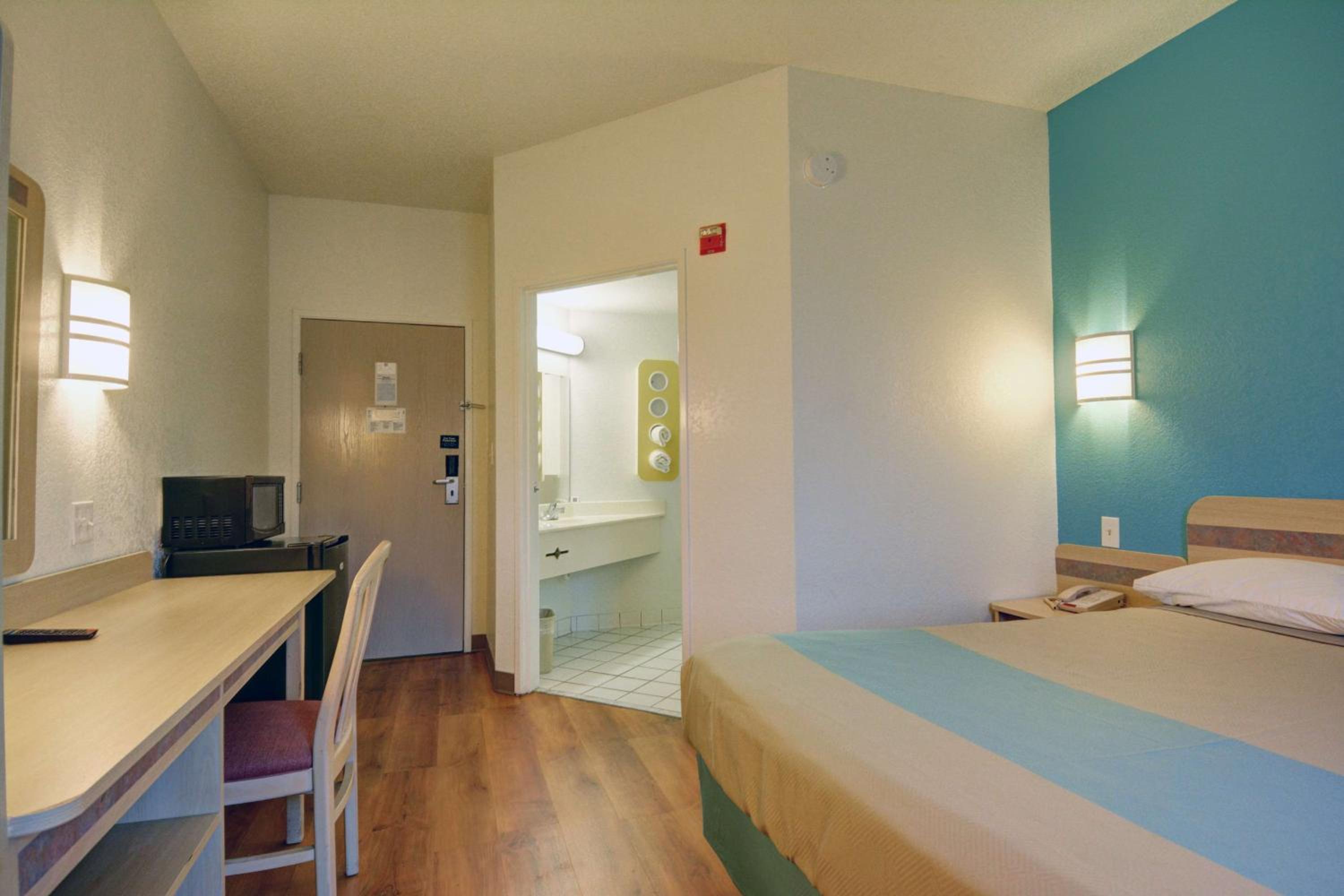 King Room with Roll-in Shower - Disability Access - Non-Smoking photo 3