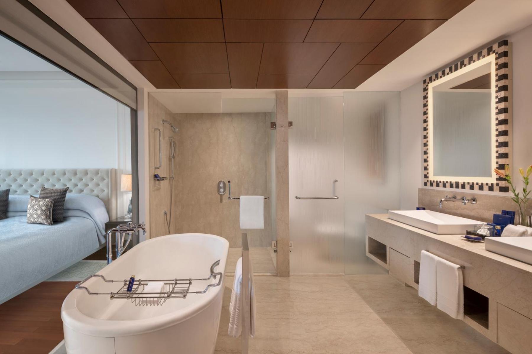 Premier Bay View Suite - Photo 4