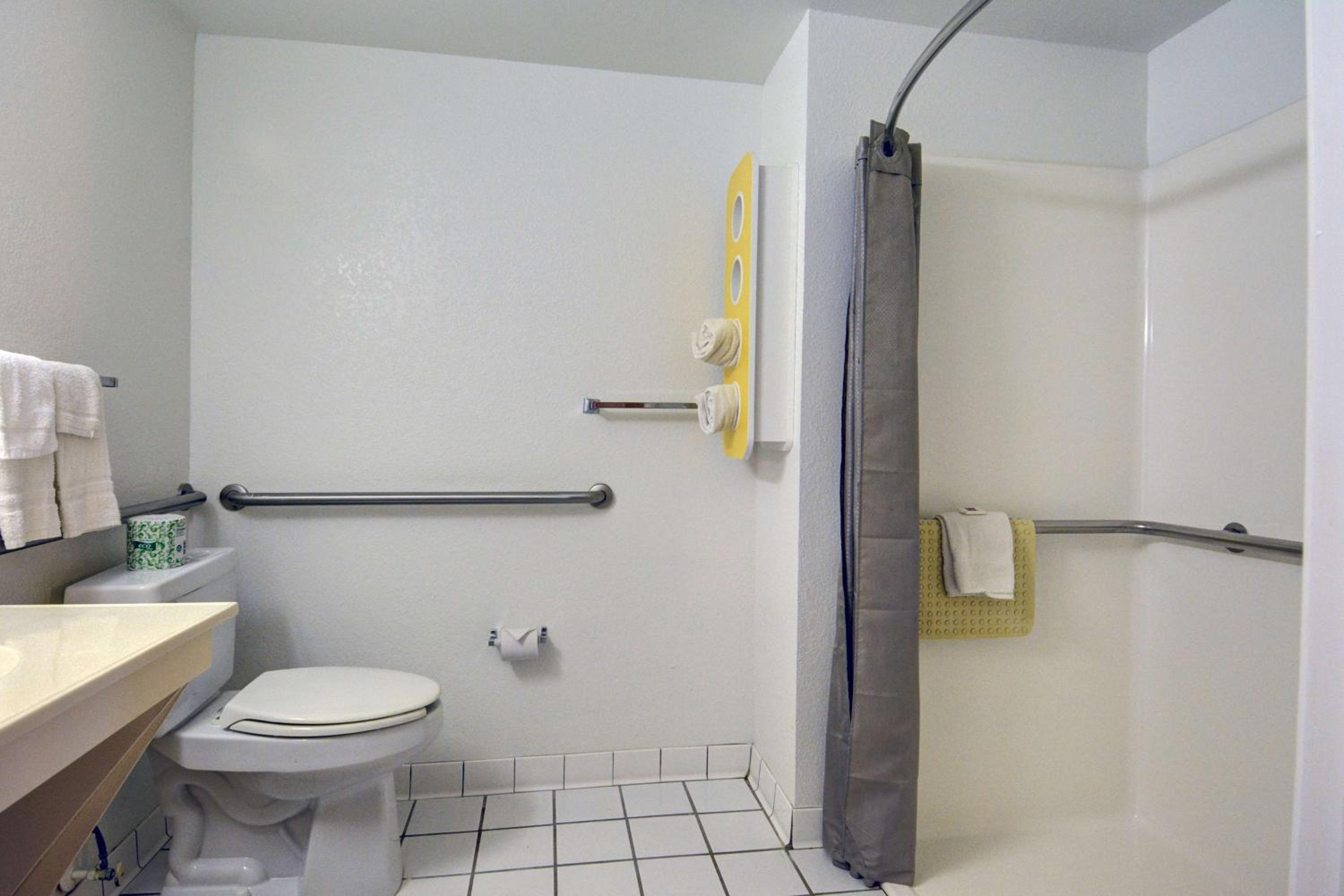 King Room with Roll-in Shower - Disability Access - Non-Smoking photo 2