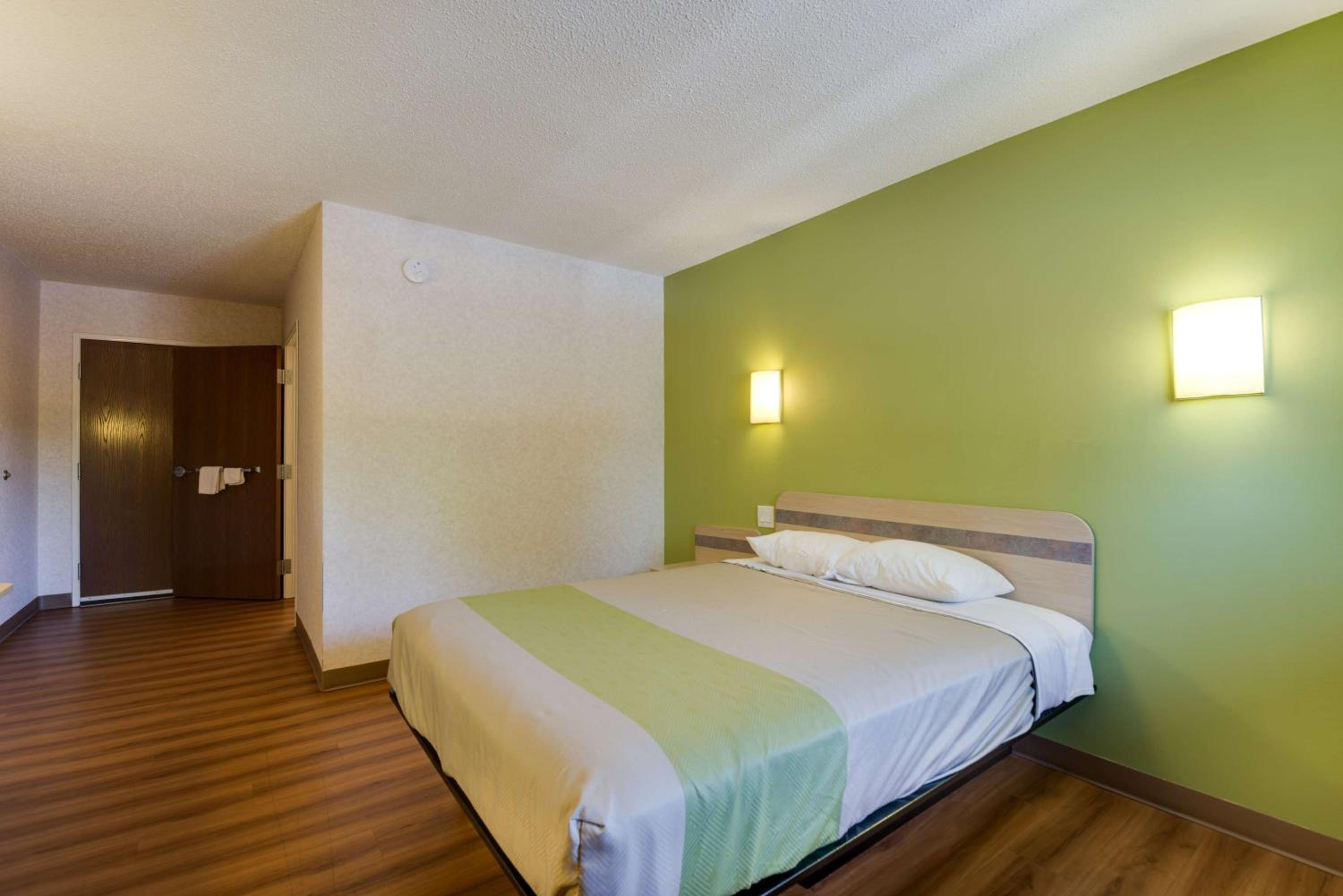 Queen Room - Non-Smoking - Photo 1