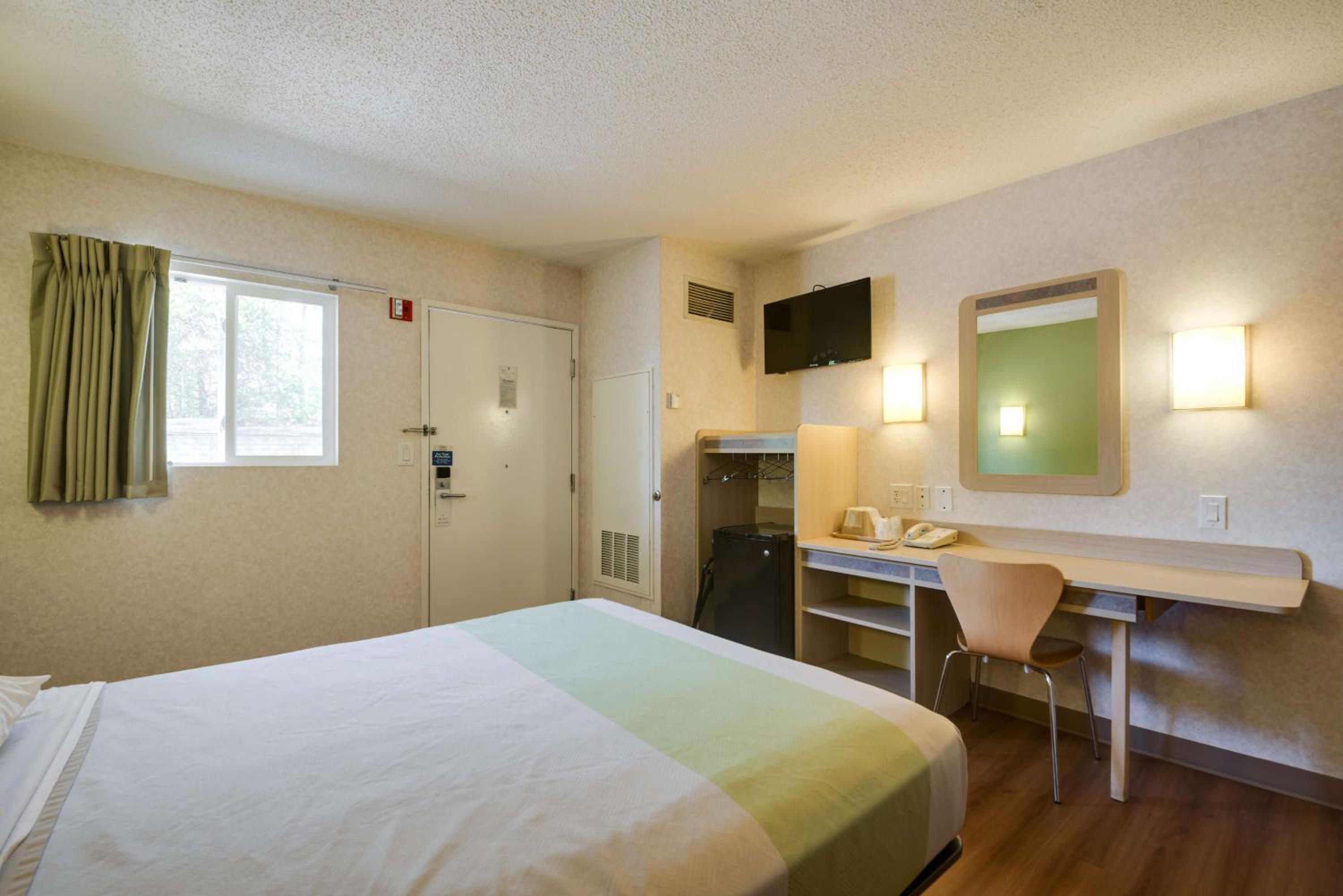 Queen Room - Non-Smoking - Photo 3