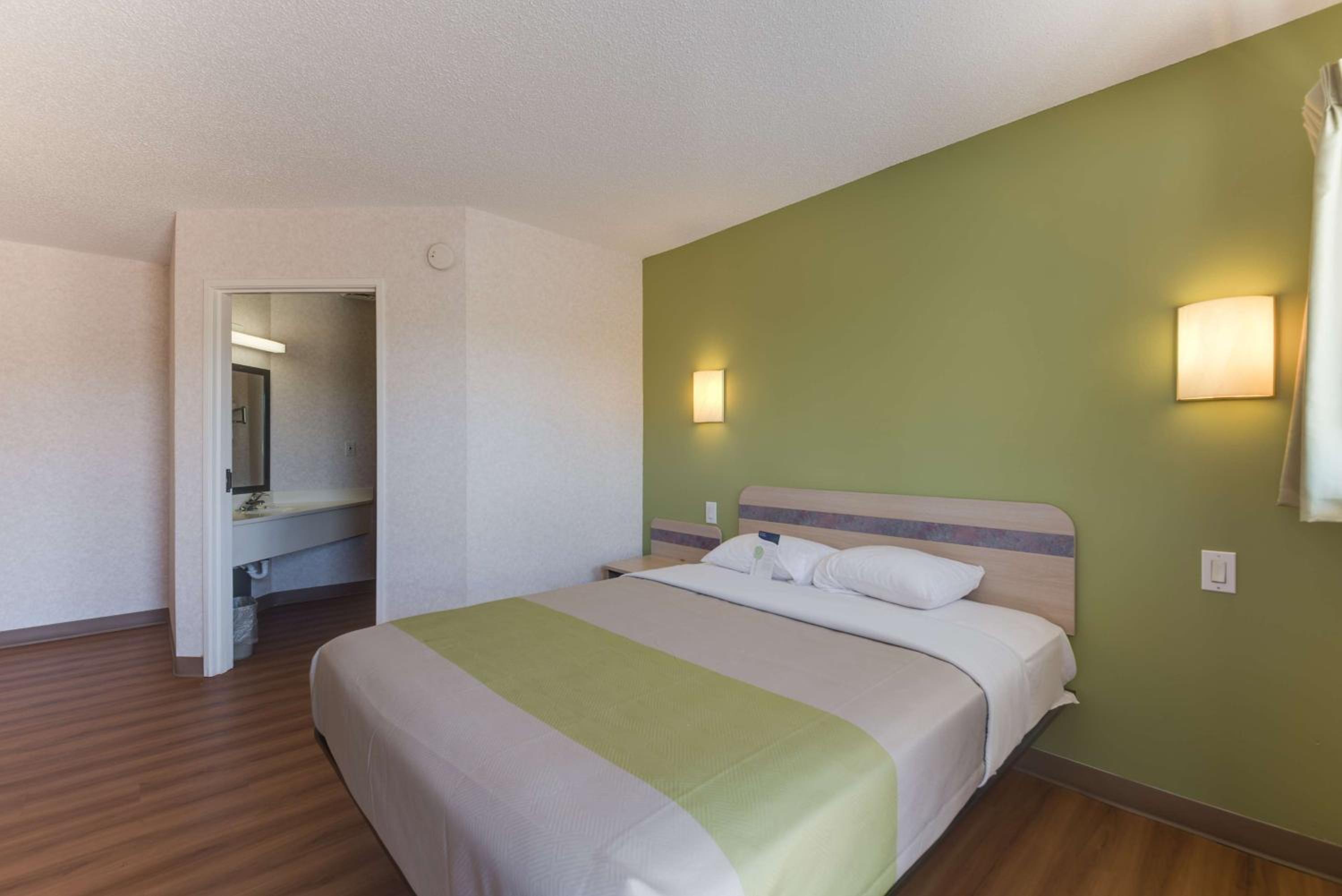 Queen Room - Disability Access - Non-Smoking - Photo 1