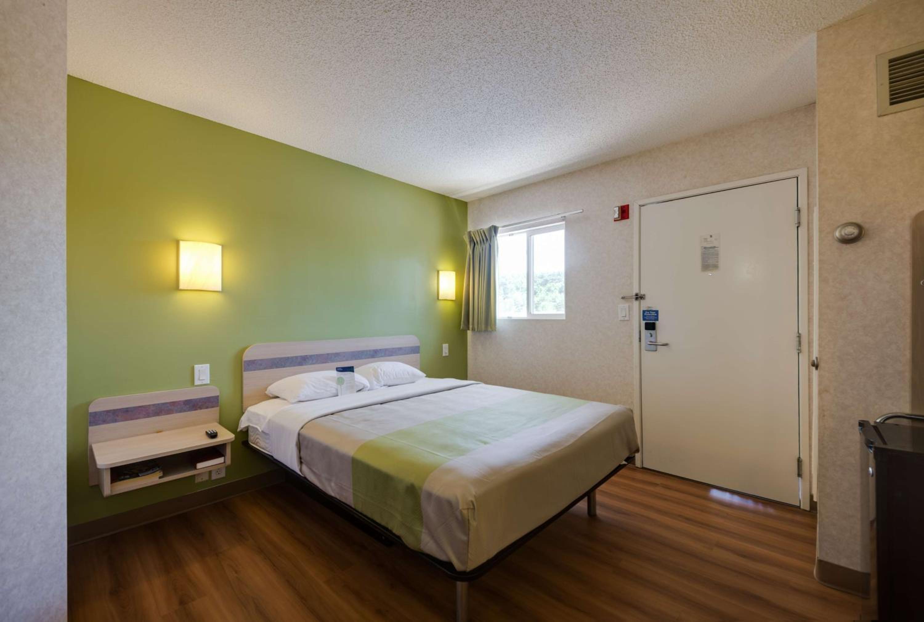 Queen Room - Disability Access - Non-Smoking - Photo 2