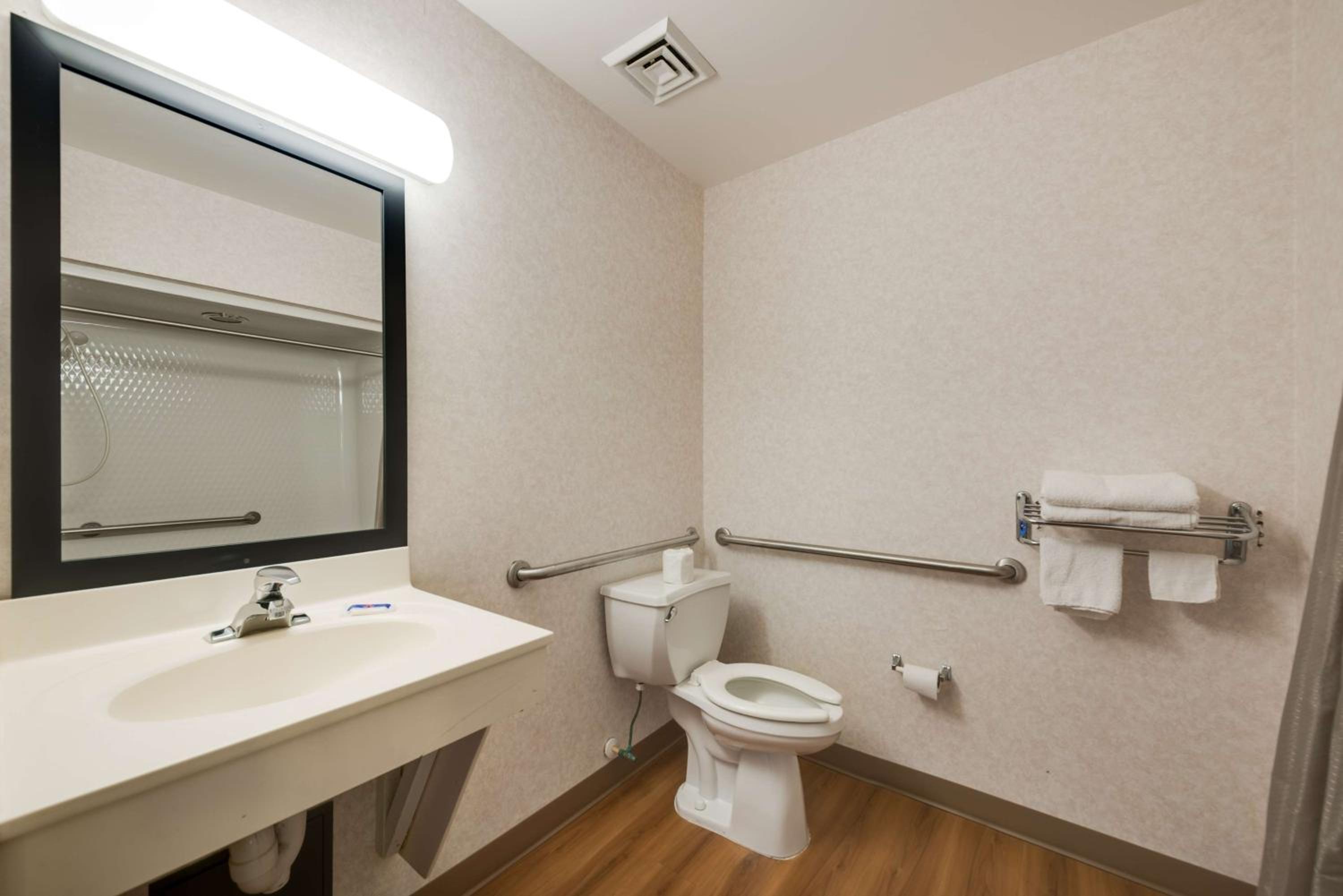 Queen Room - Non-Smoking - Photo 8