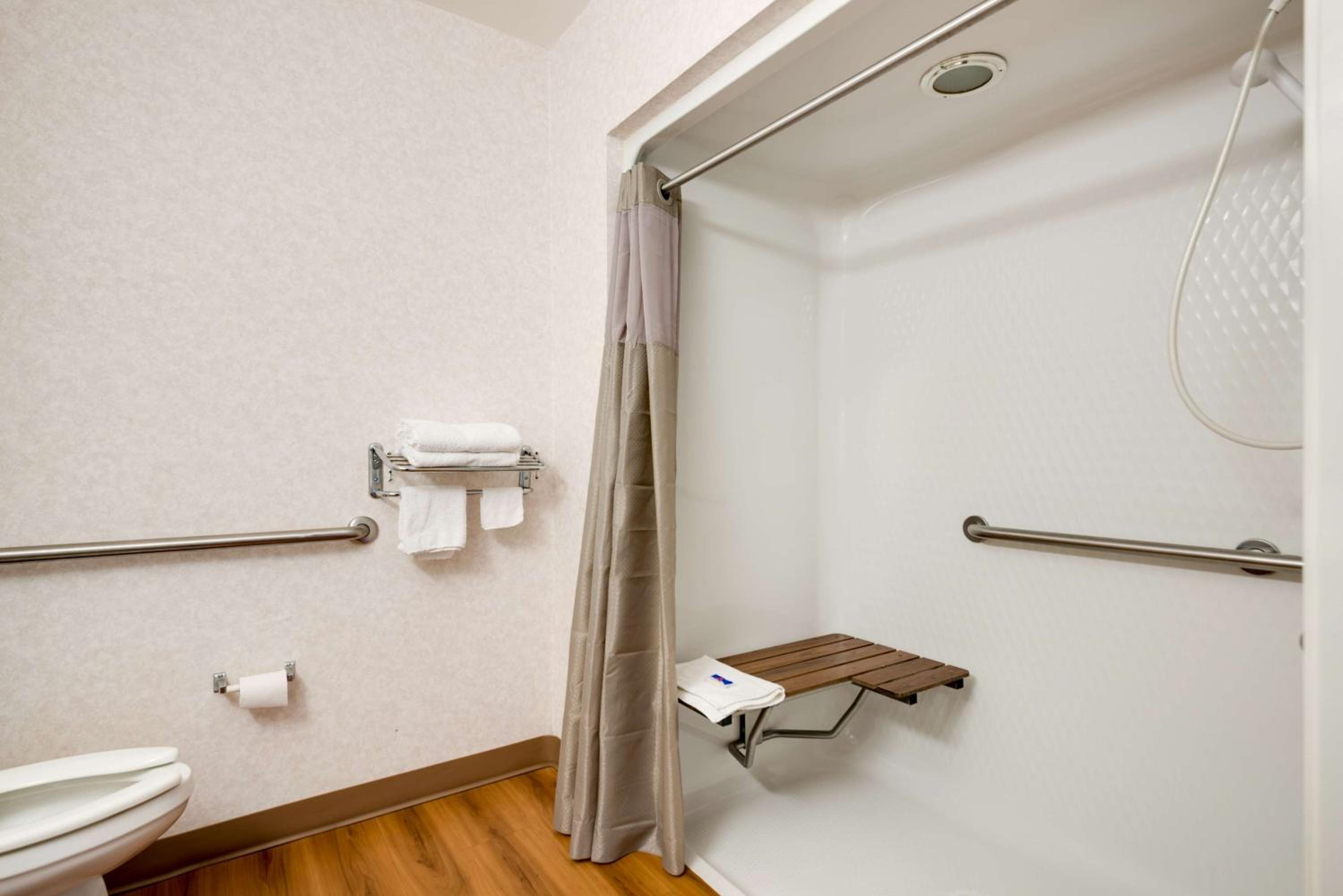Queen Room - Disability Access - Non-Smoking - Photo 3