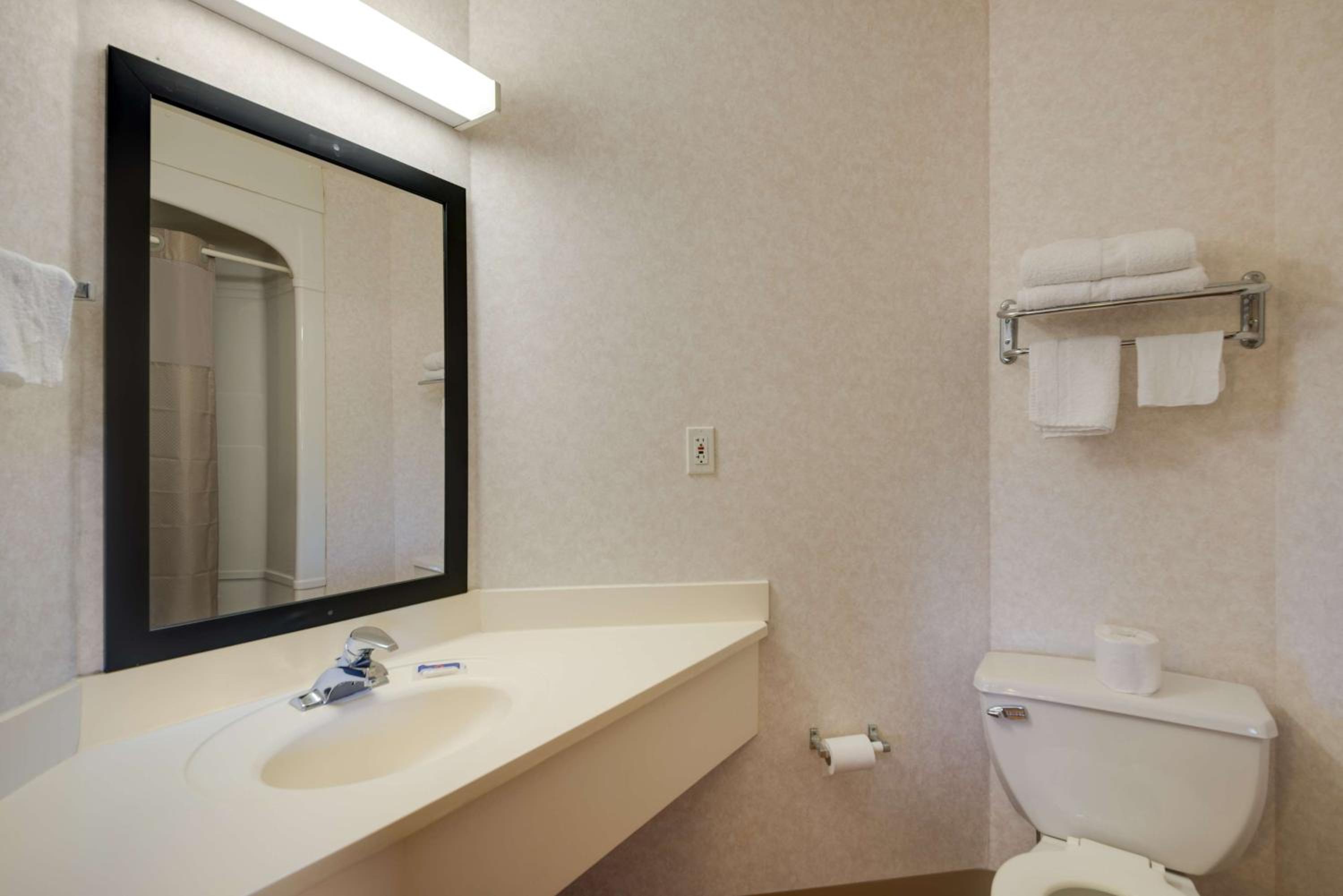 Queen Room - Non-Smoking - Photo 4