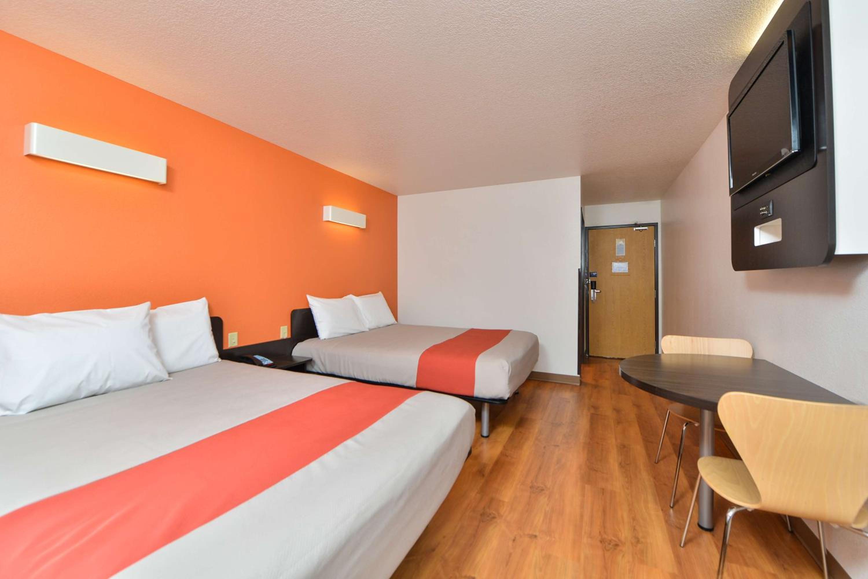 Queen Room with Two Queen Beds - Non-Smoking - Photo 1