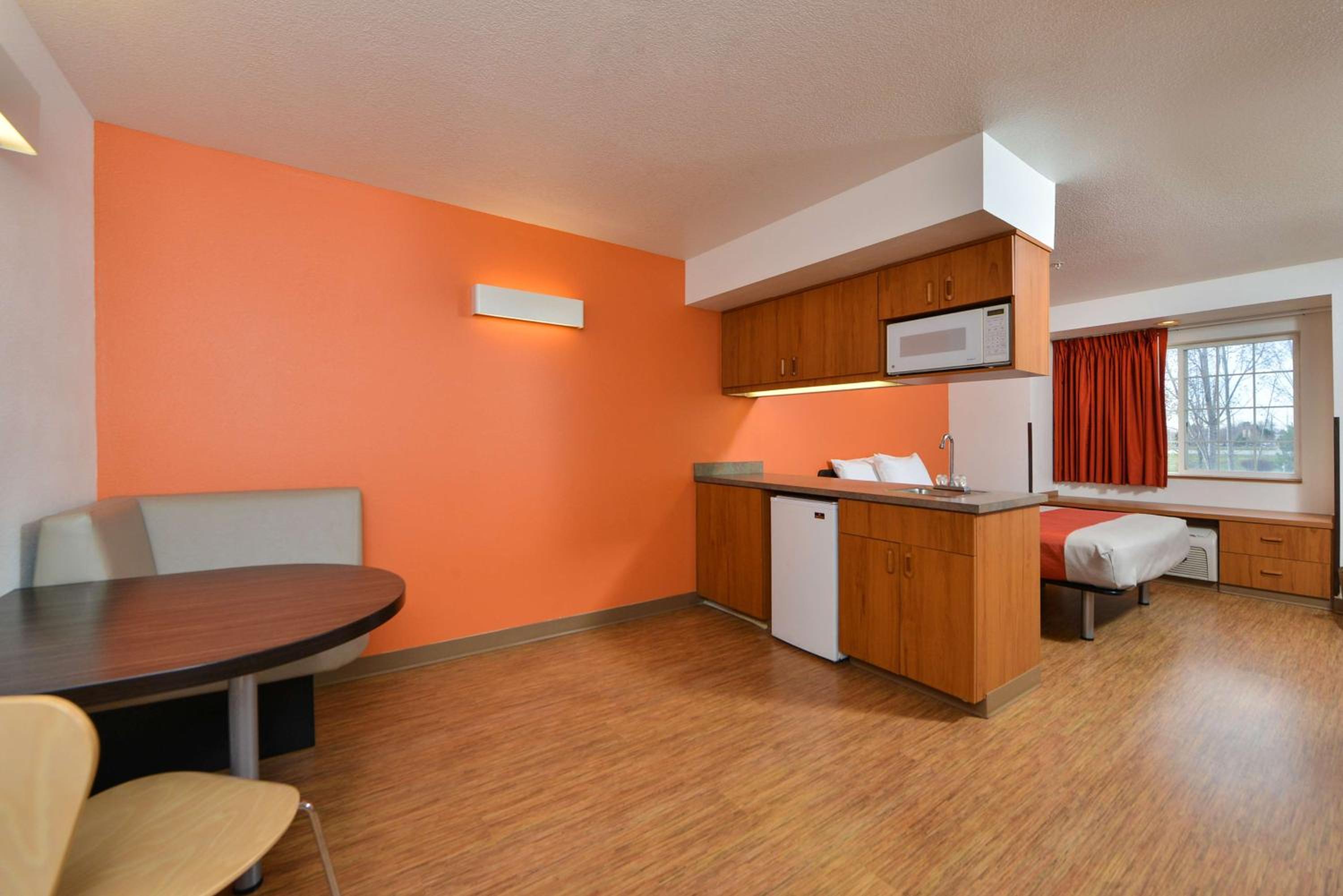 Queen Suite - Non-Smoking - Photo 1