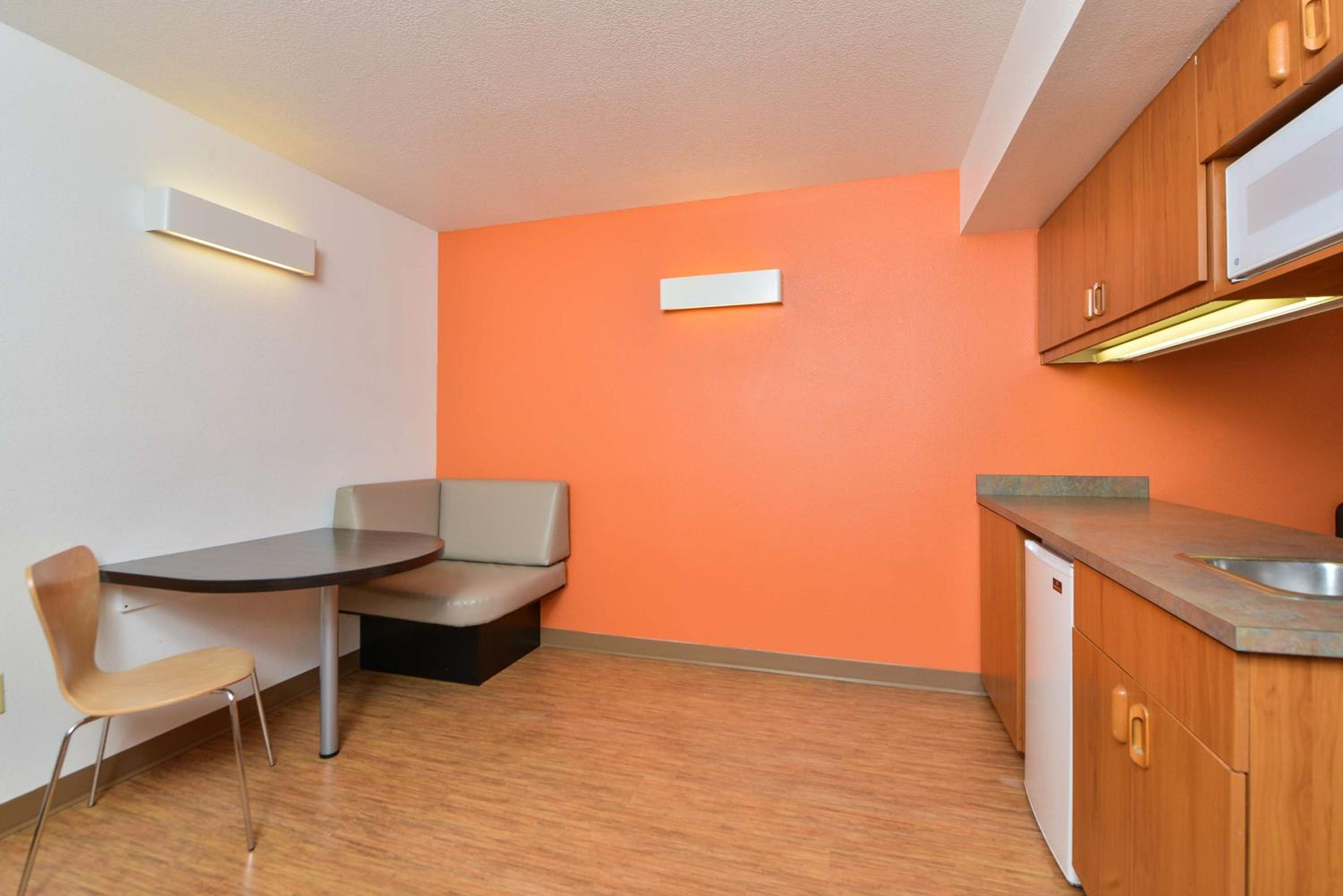 Queen Suite - Non-Smoking - Photo 4