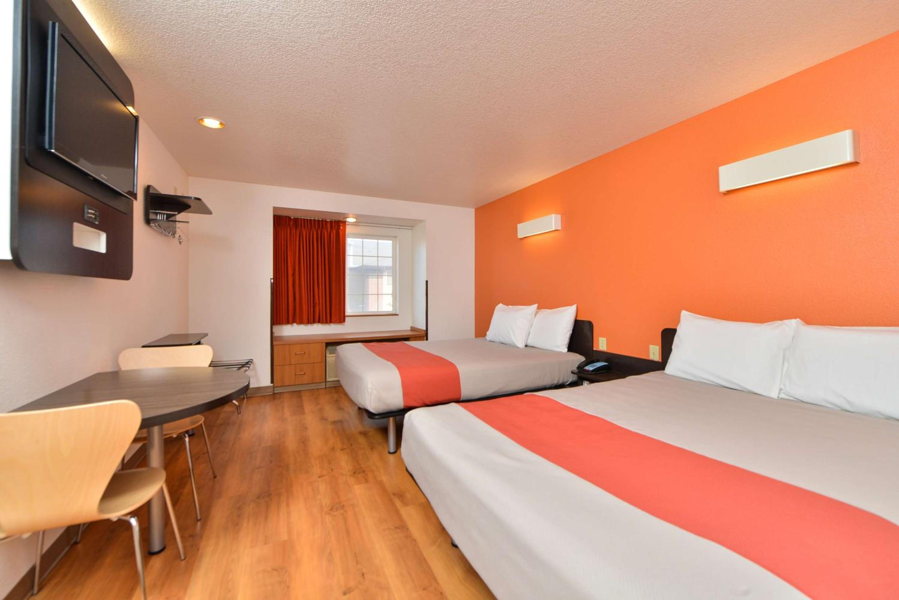 Queen Room with Two Queen Beds - Non-Smoking - Photo 2